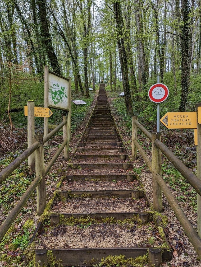 148 marches, j’ai compté.