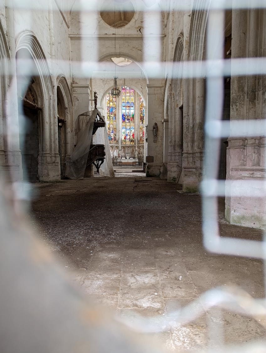 L’église abandonnée, mais pas par les pigeons.