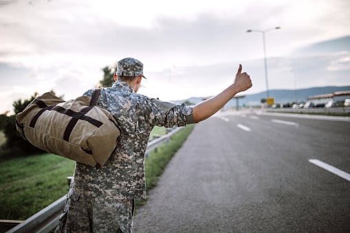 « Le centre-ville. Et vite, j’ai rendez-vous avec une petite Allemande qu’a pas l’air farouche. »