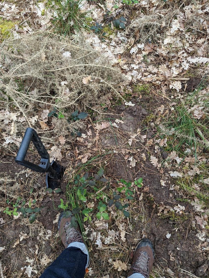 Des chaussures, une pelle et du bon compost naturel rendu à la nature.