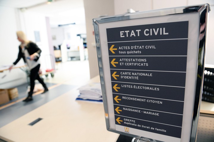 « Non, attendez, Adolphe, plutôt. C’est bien Adolphe, c’est un prénom qui sera toujours populaire. »