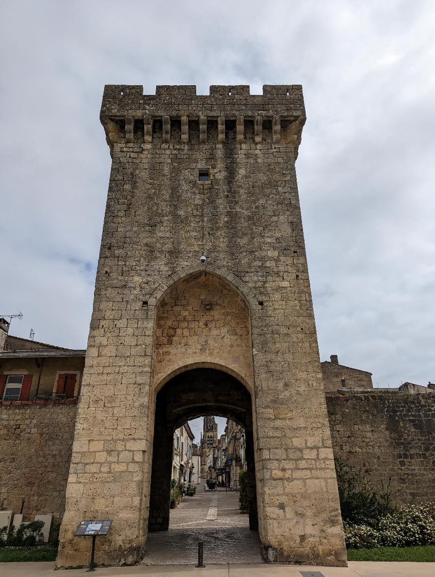 Une des entrées de la ville fortifiée de Cadillac.