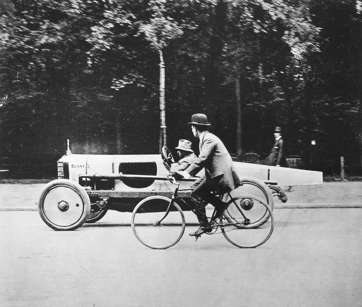  Jacques Henri Lartigue, Une Voiture de Course Singer, Avenue des Acacias, Paris, 1912 