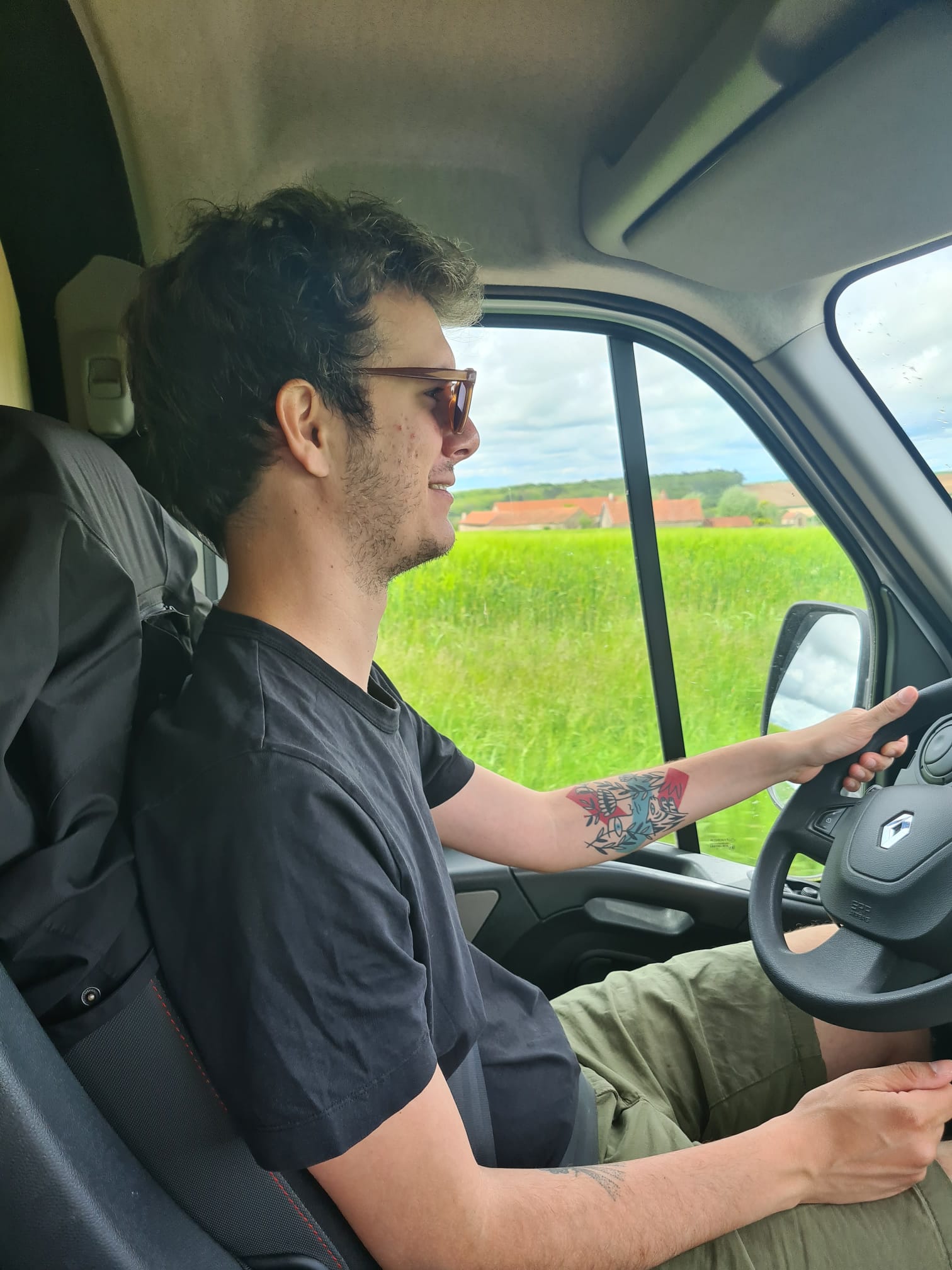 Je roule fier, dans mon utilitaire. Si tu m’croise, viens pas m’chercher des noises. J’suis un rappeur voyageur.