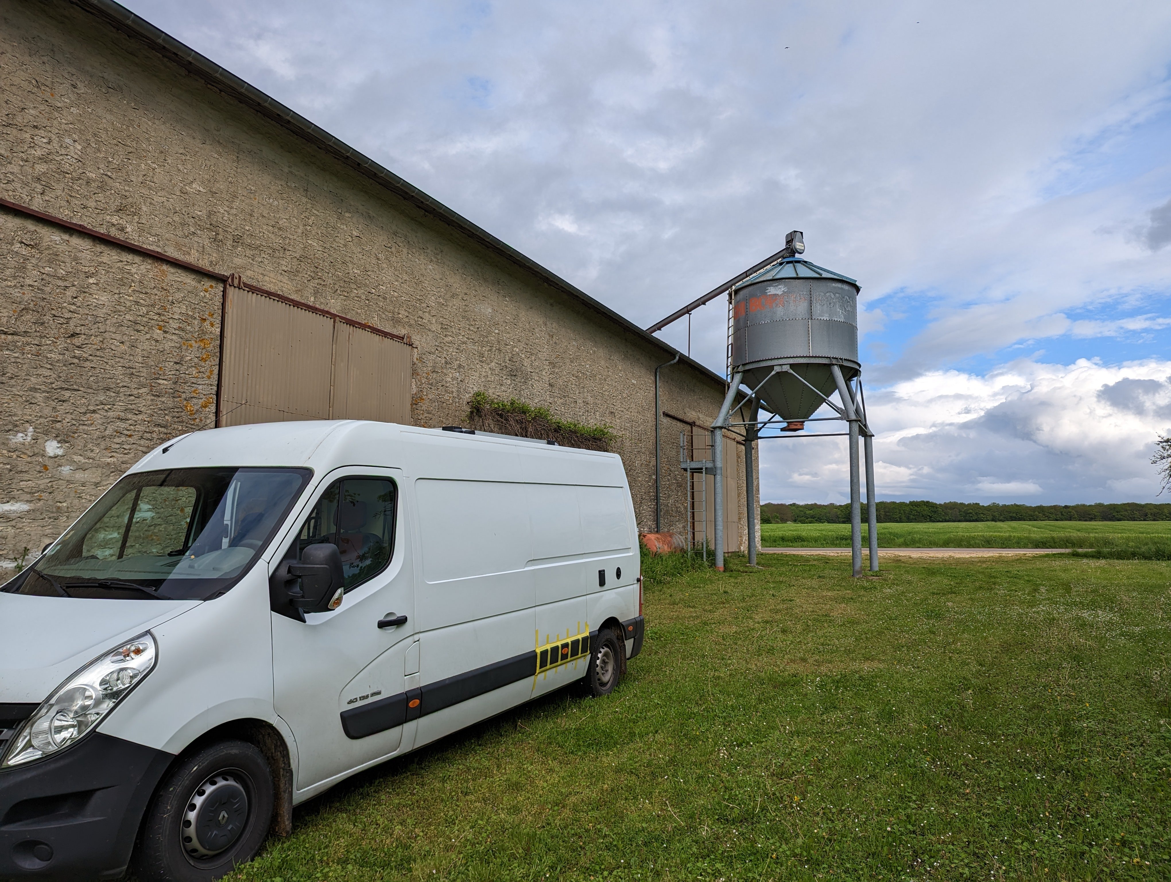Night spot près d’une bestiole en métal.