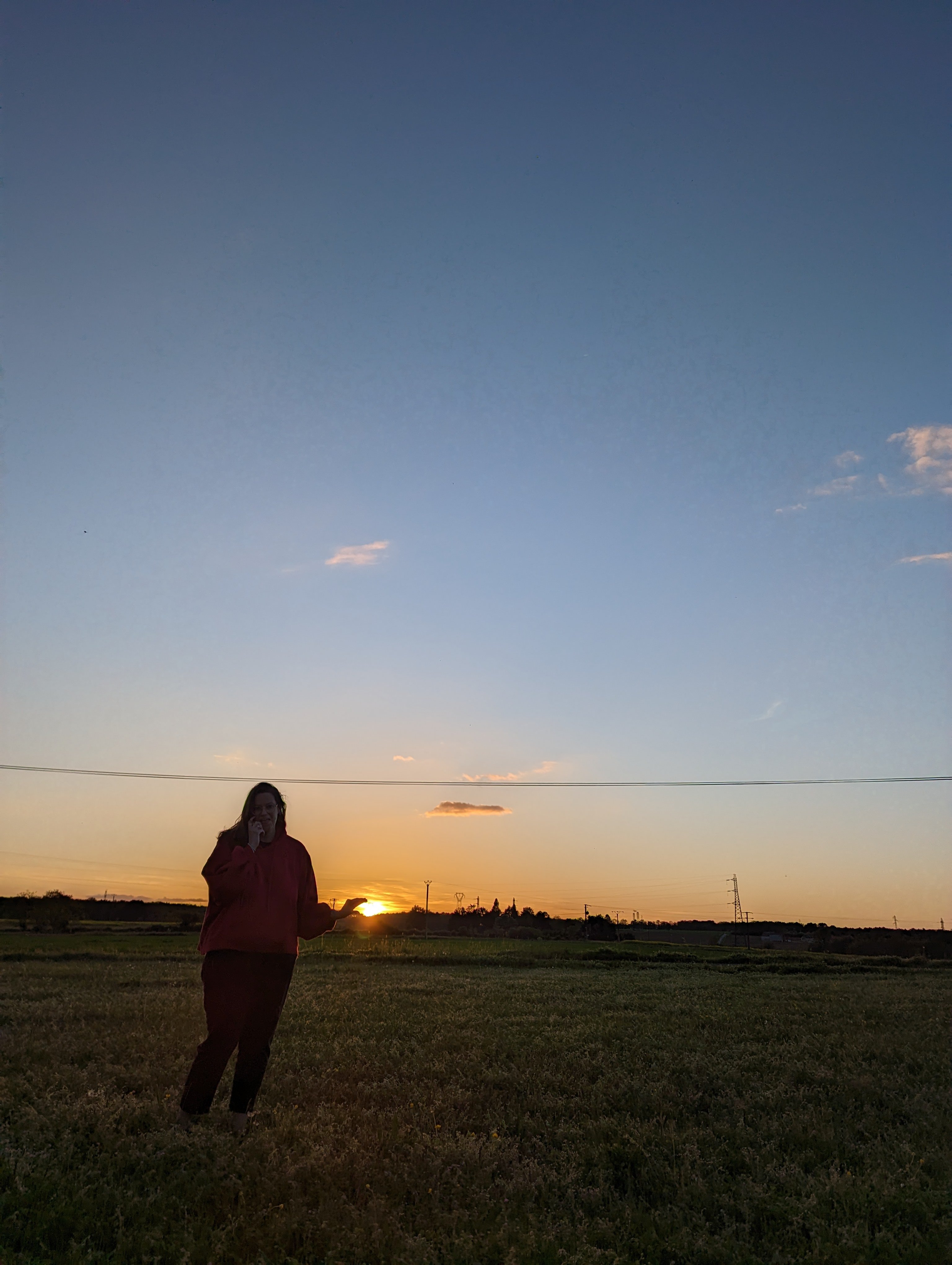 Clélia a l’idée que je la prenne en photo avec le soleil dans sa main…