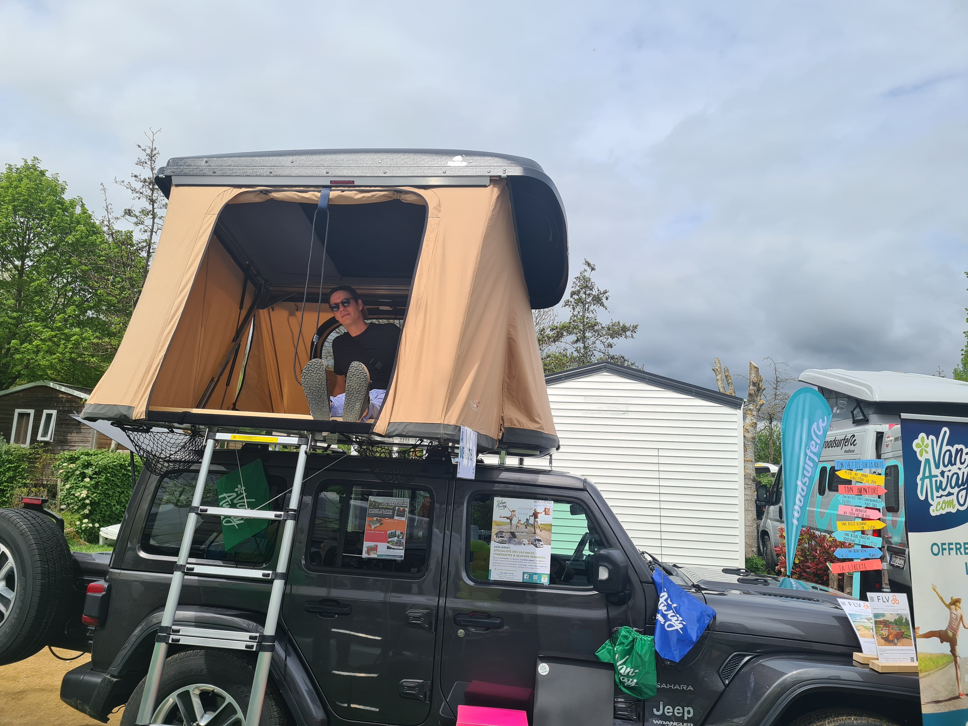 On n’est pas bien là dans la tente de toit ?