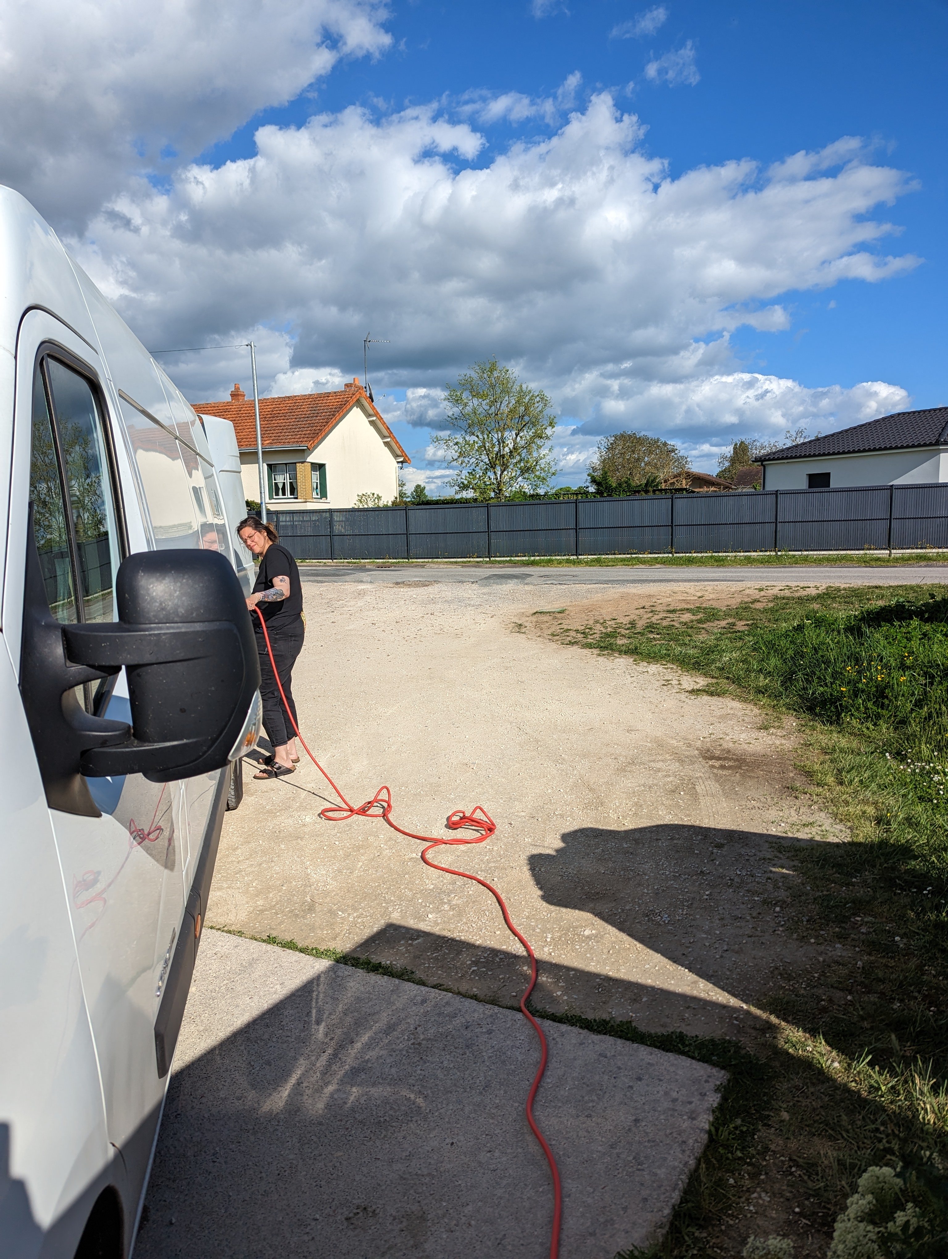 On teste notre super tuyau d’arrosage hyper flexible acheté au Campervan. Validé.