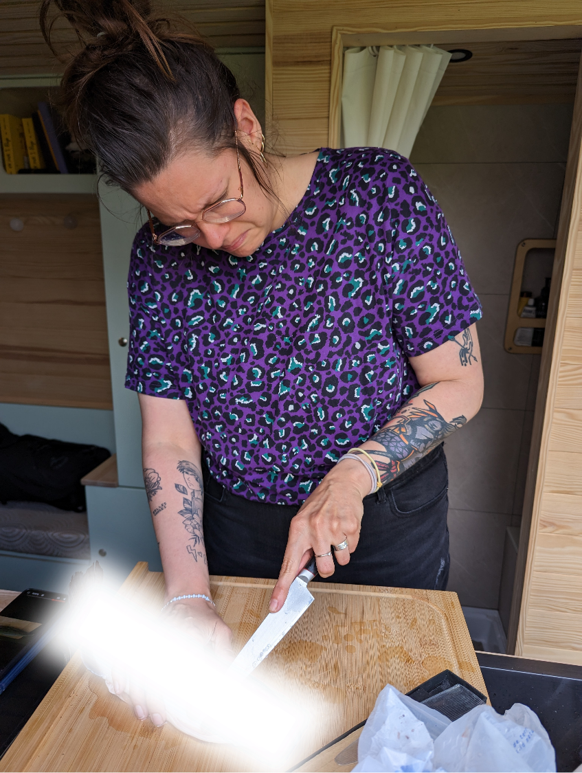 Clélia, pas franchement extatique lors de la découpe du poisson.