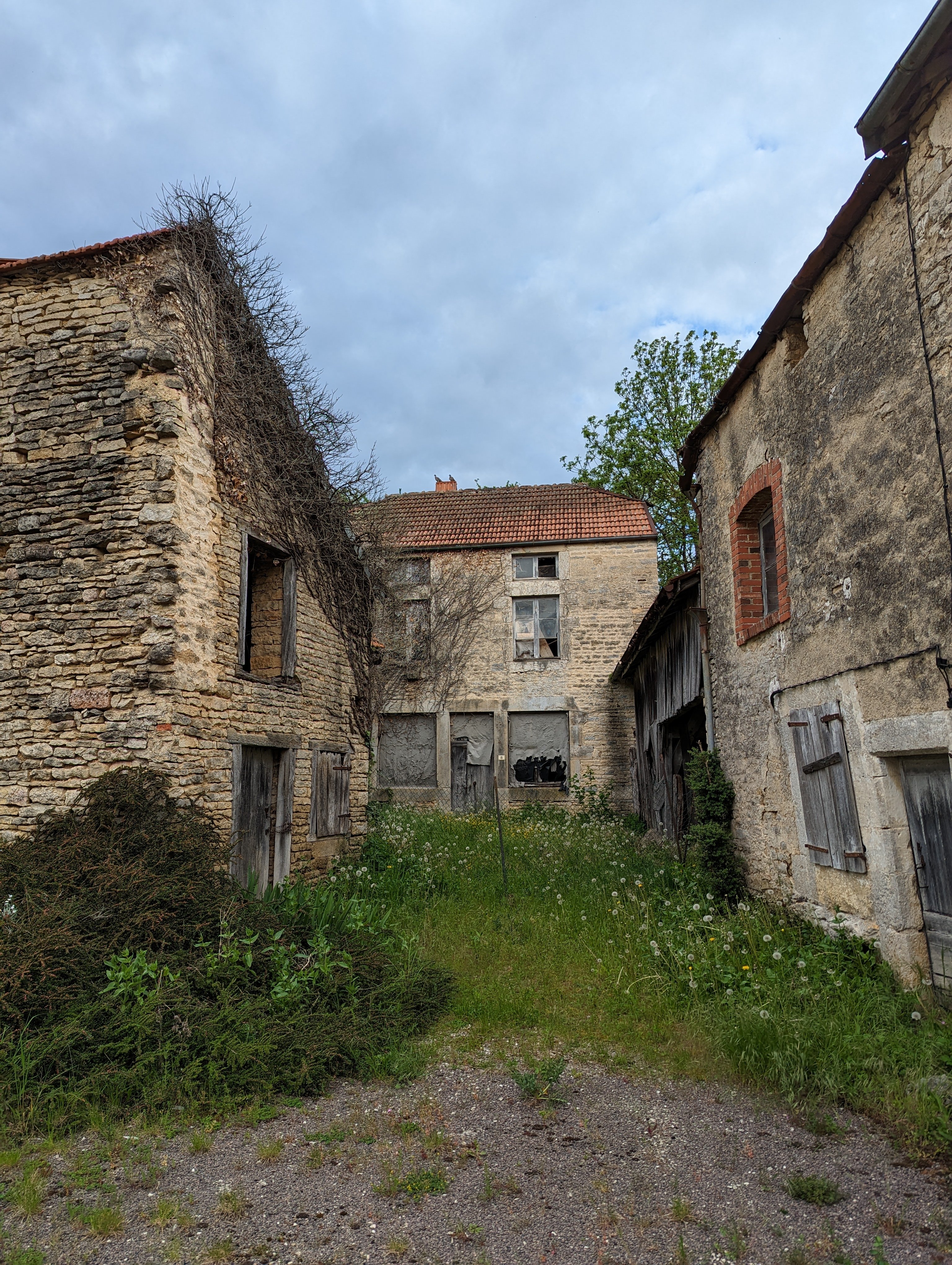 C’est mignon à Veuxhaulles-sur-Aube mais, comme beaucoup de villages, c’est émaillé de bâtisses abandonnées et délabrées…
