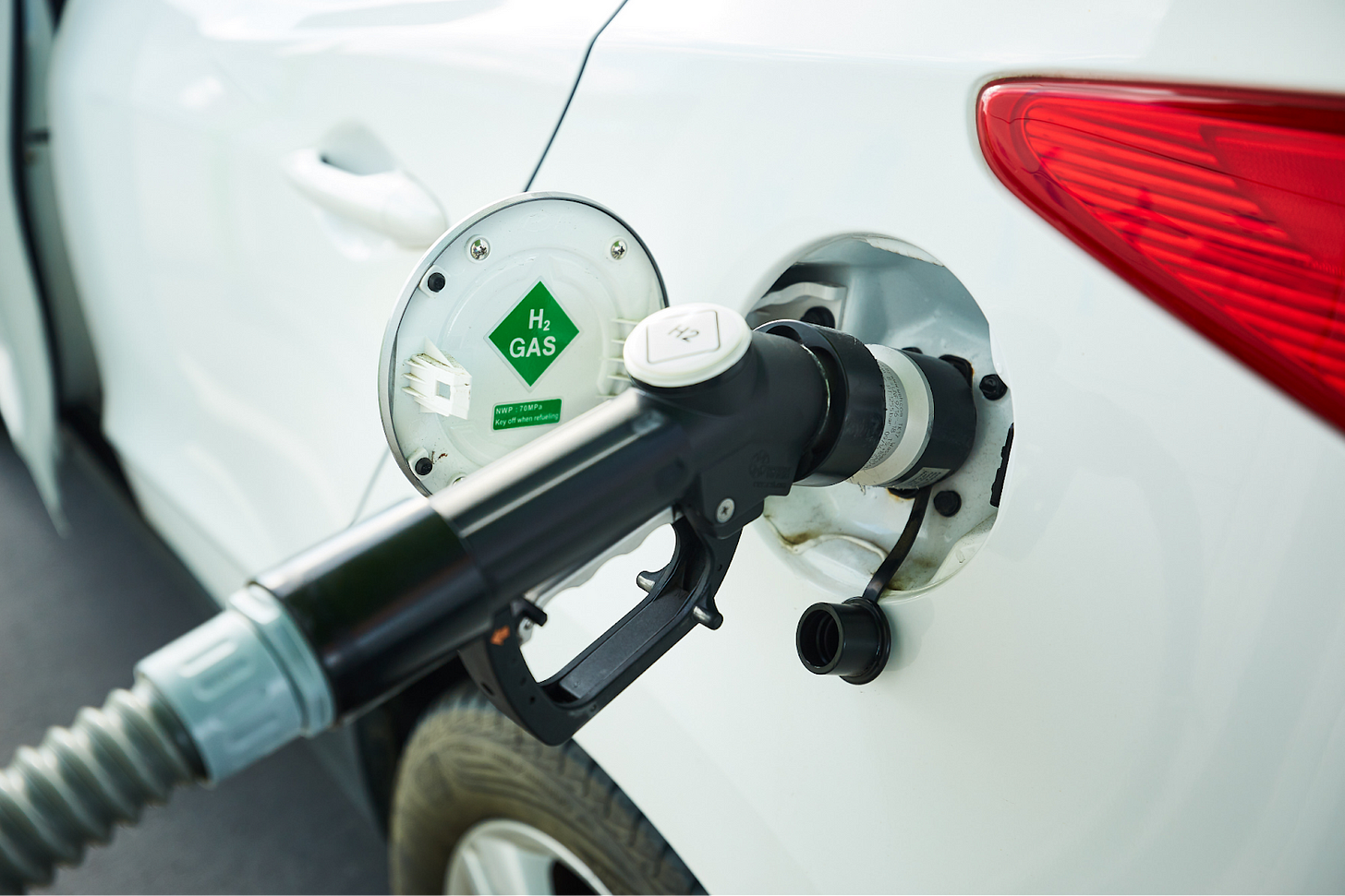 Remplissage du réservoir d’une voiture à hydrogène © Commission européenne, 2020