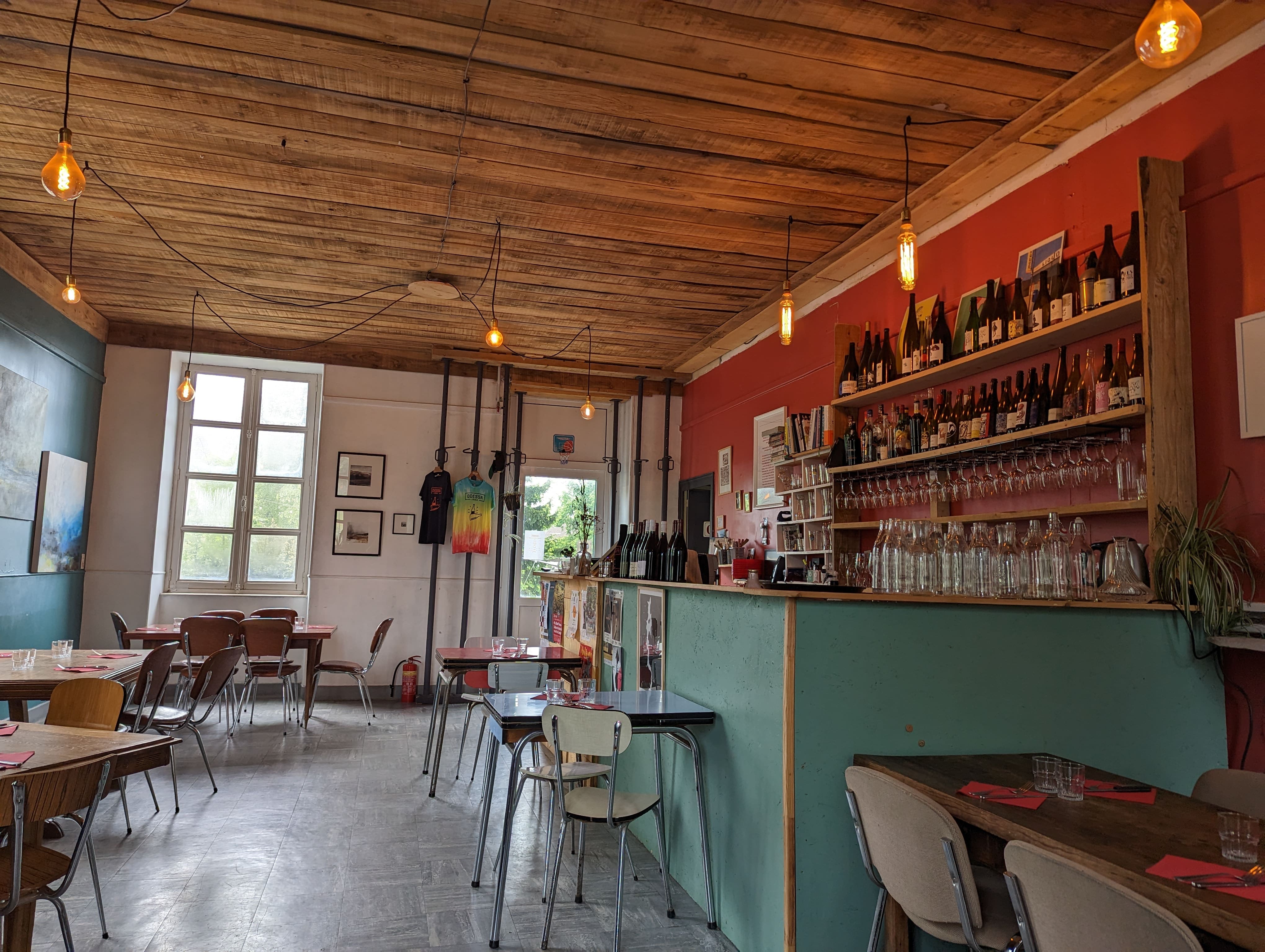 L’intérieur du resto, bien plus charmant. Il y a un petit côté « Pavillon des Canaux » pour les parisiens qui me lisent.