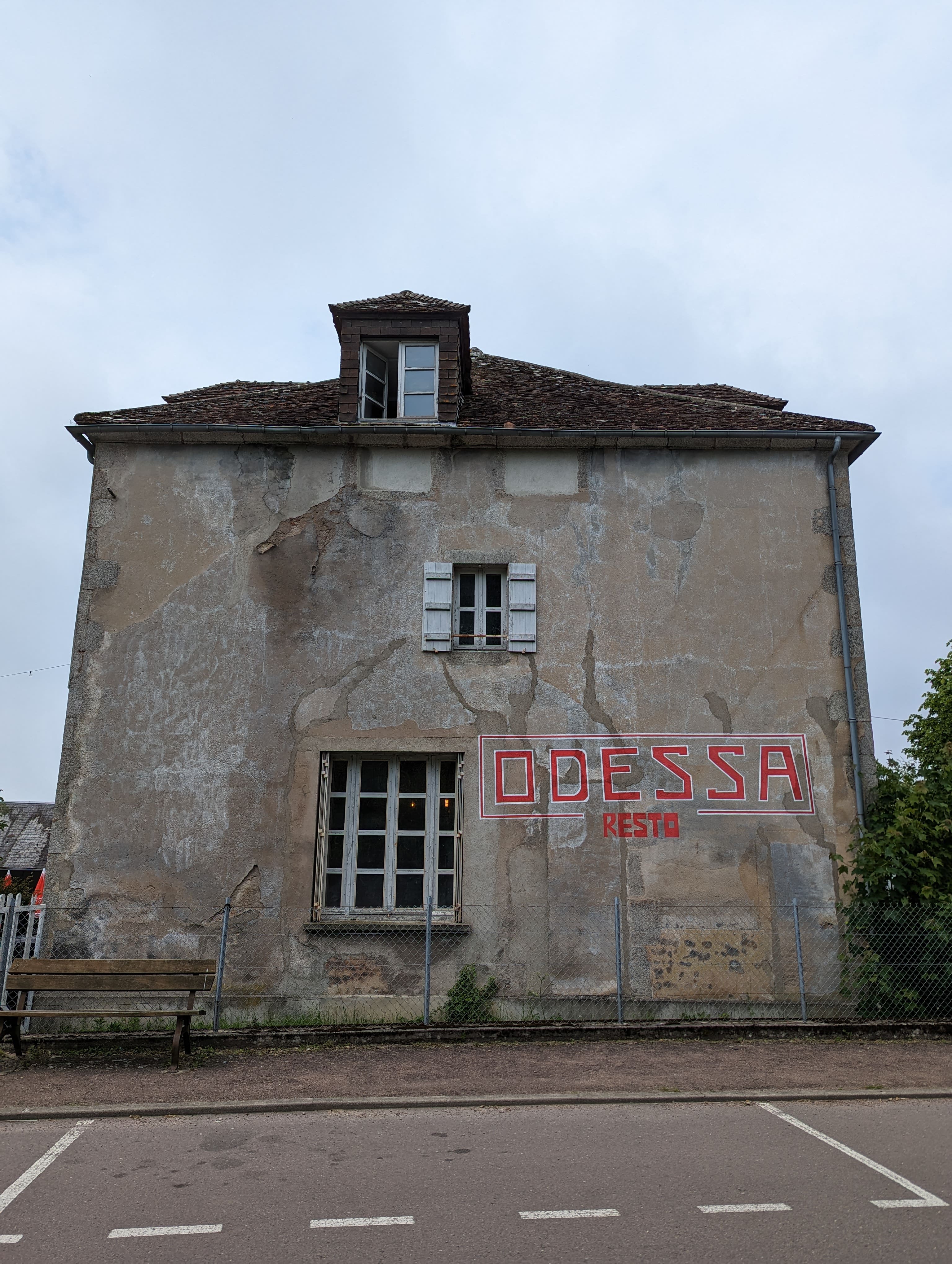 Le resto, installé dans une ancienne école et dont la façade ne fait pas franchement rêver.