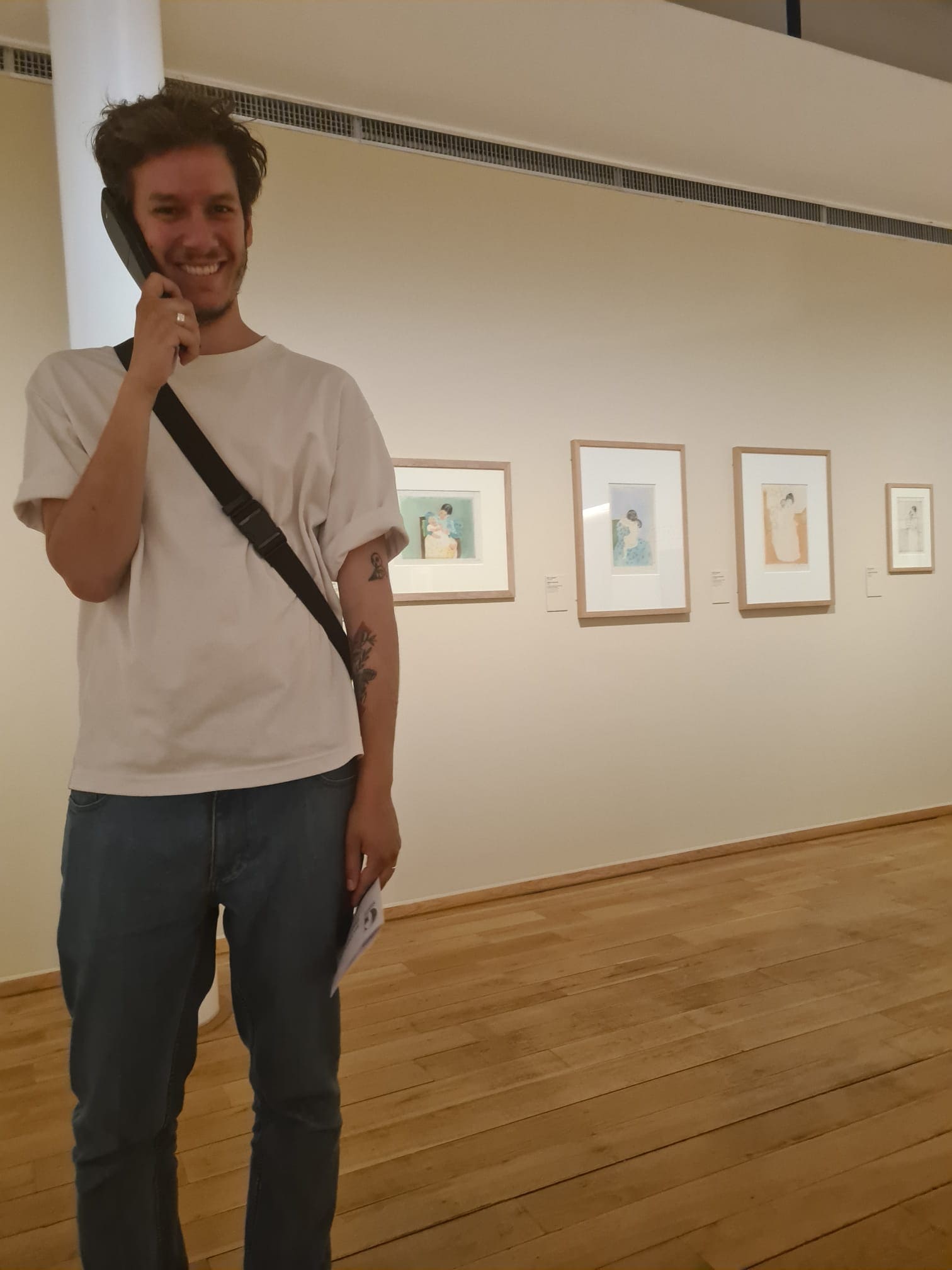 Au tel avec mon audioguide pendant que Clélia se fait fusiller du regard par le vigile alerté par le flash de son téléphone.