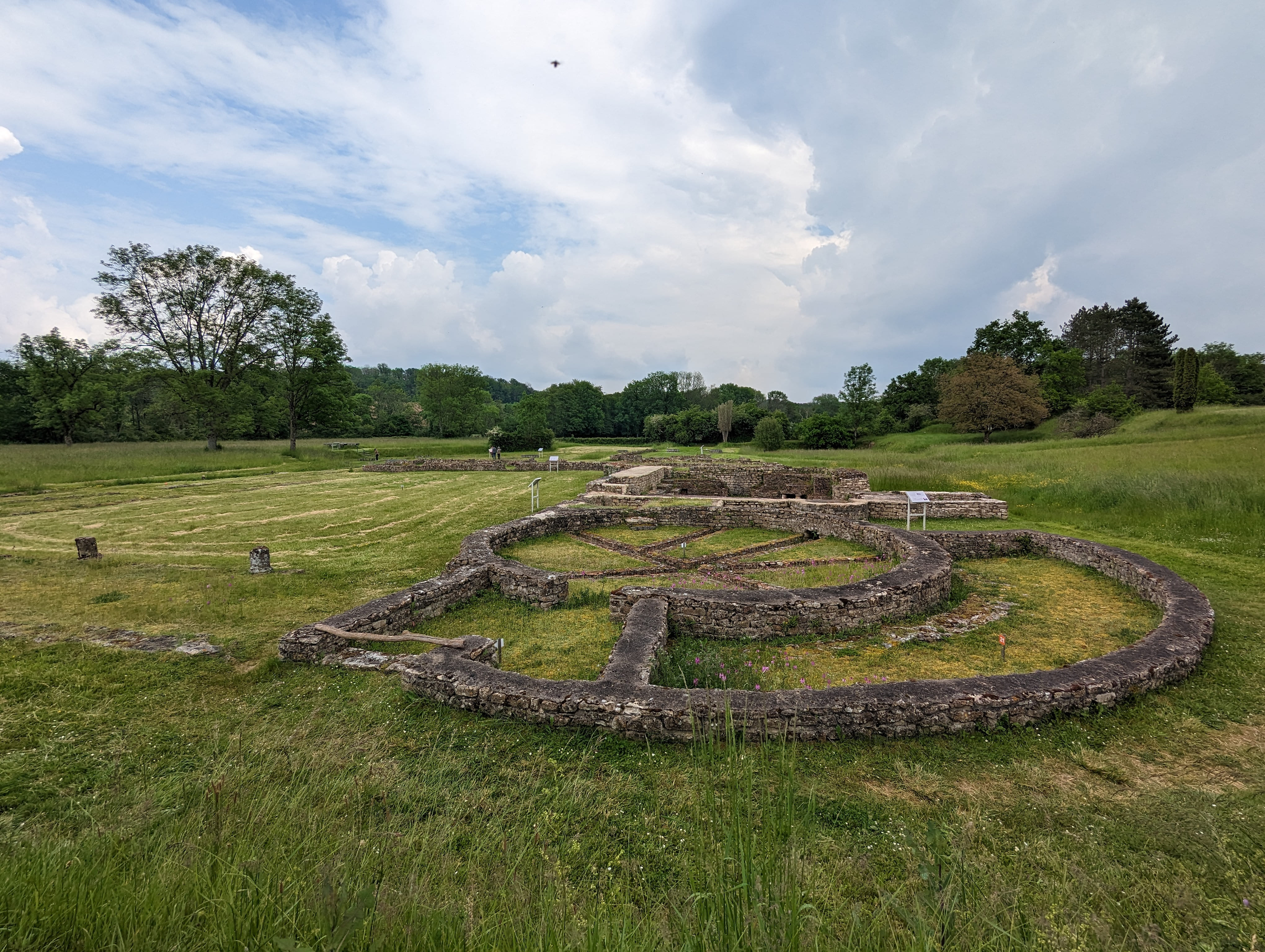 L’entrée des thermes où tu pouvais aller te détendre tranquillou après t’être forgé une épée et le caractère.