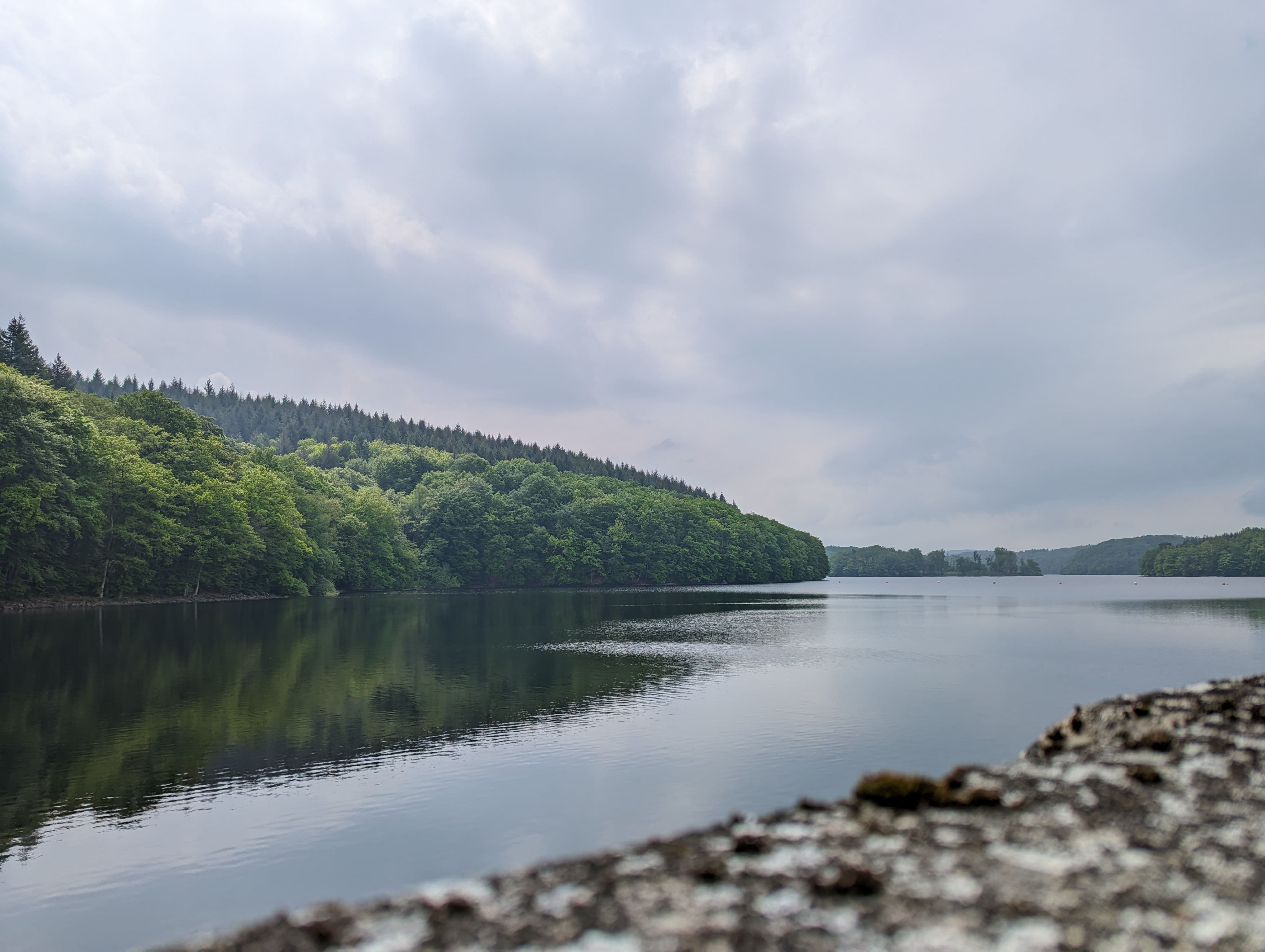 Côté face du barrage de Chaumeçon.
