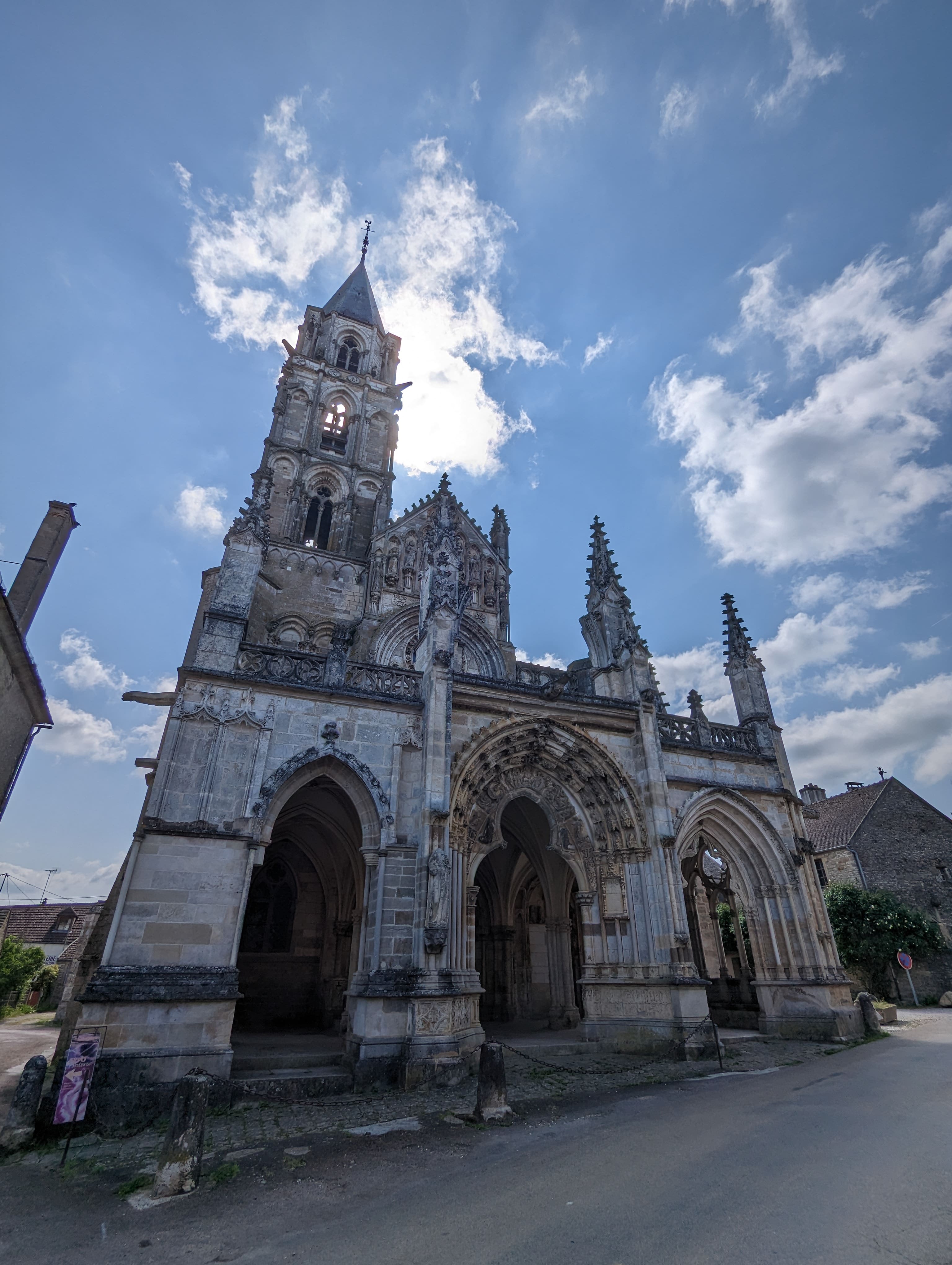 L’église de Saint-Père, assez majestueuse dans ce petit village.