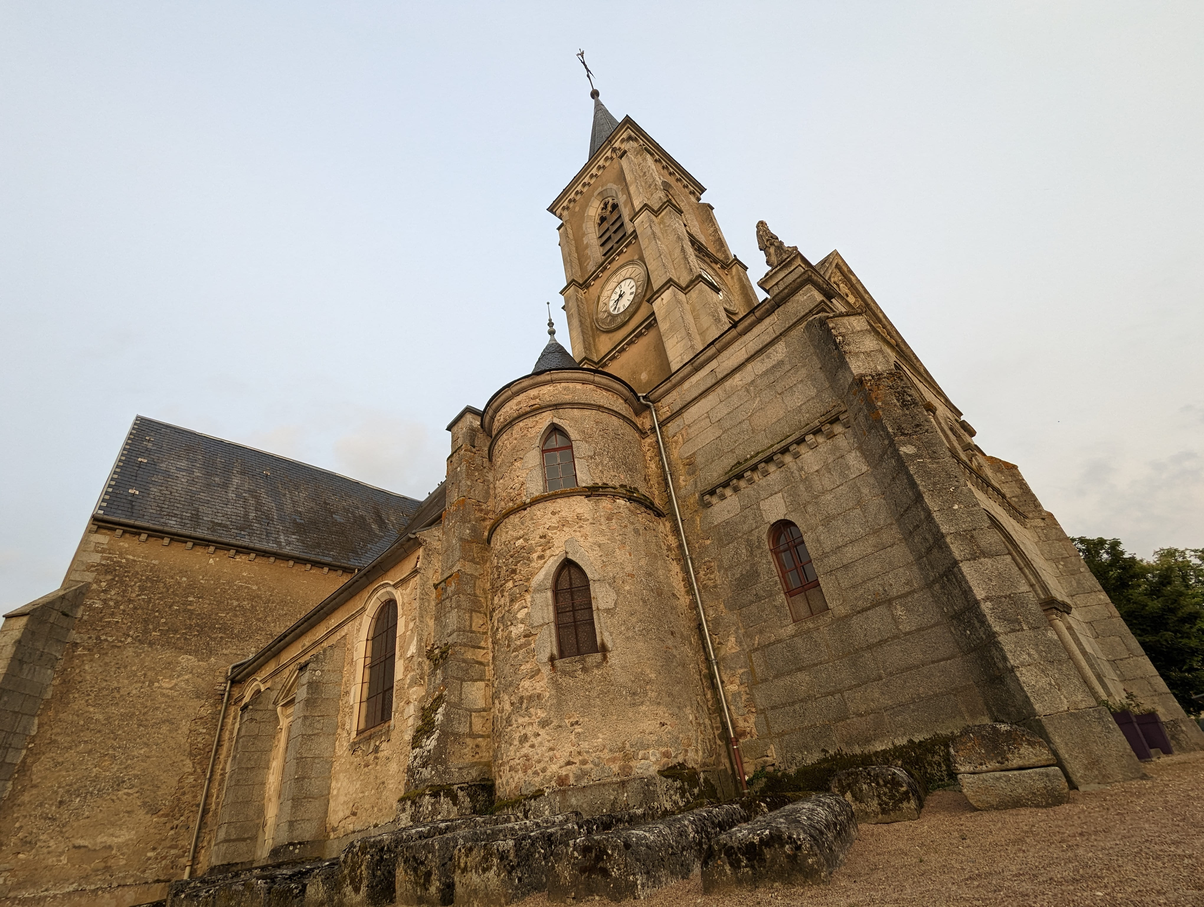 L’église Saint-Georges, vue depuis les gravillons qui la bordent.