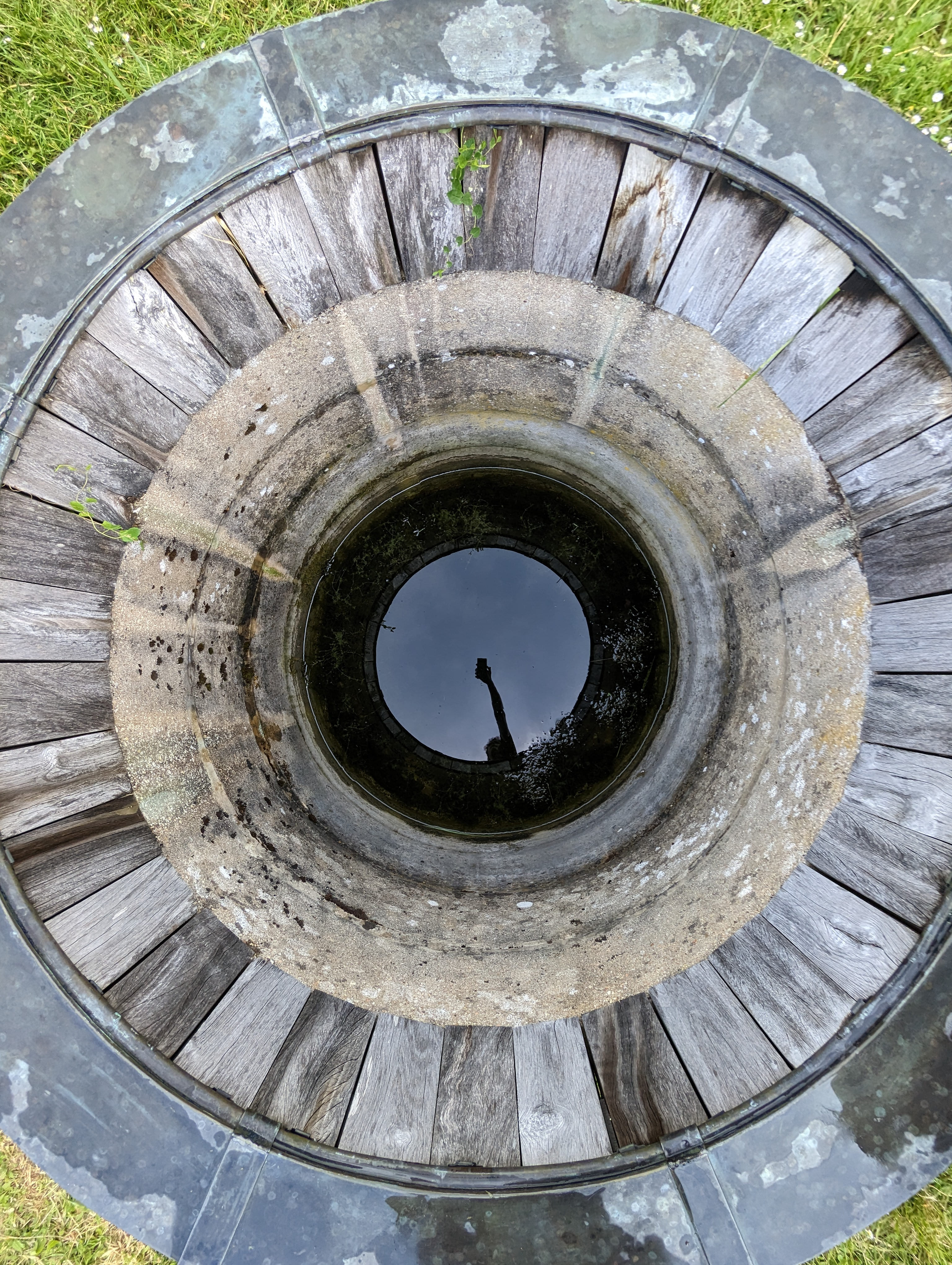 Un des puits ancestraux du site.