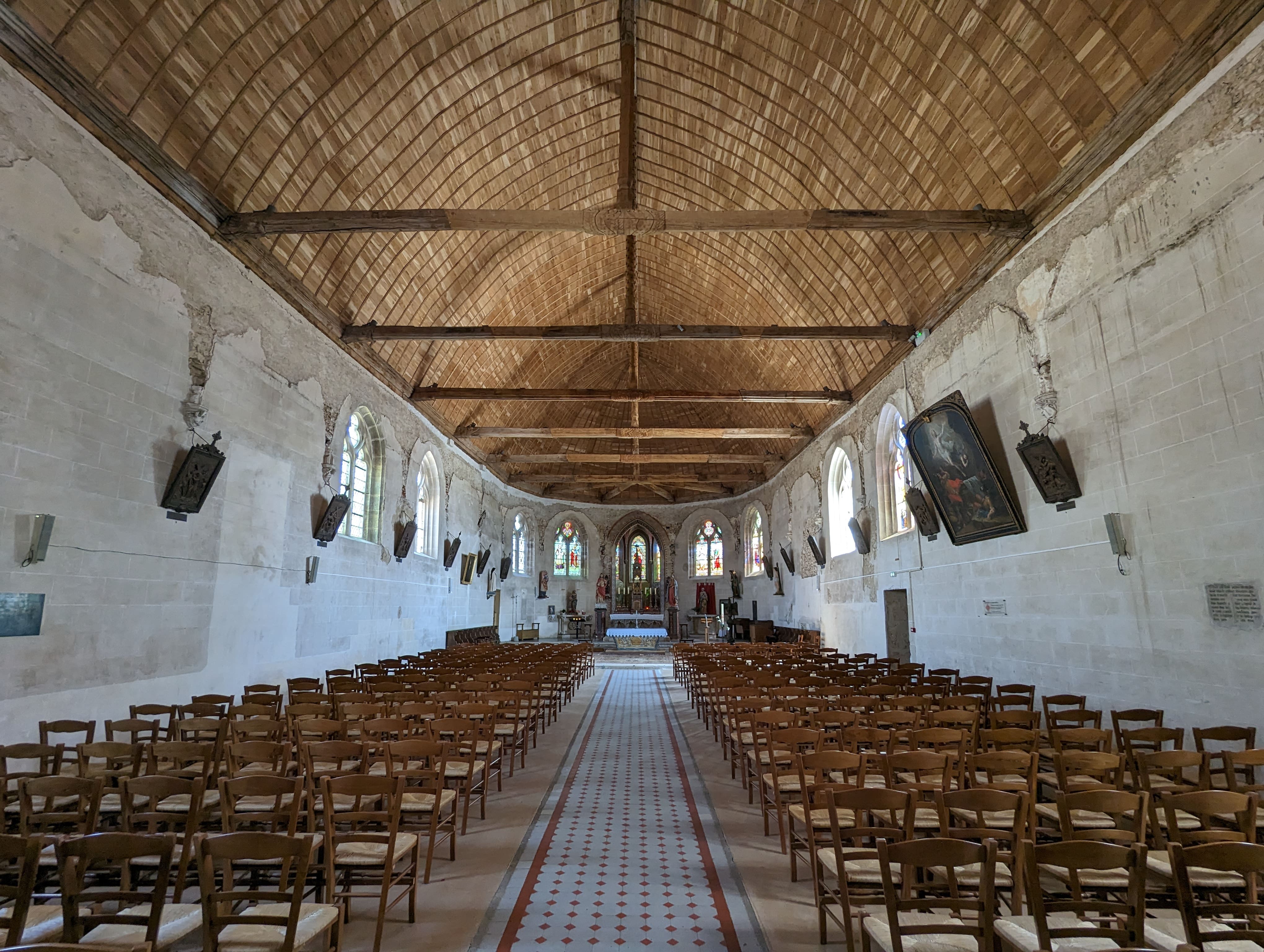 L’Église Saint-Denis de Prunay-le-Gillon. Ça en fait des tirets !