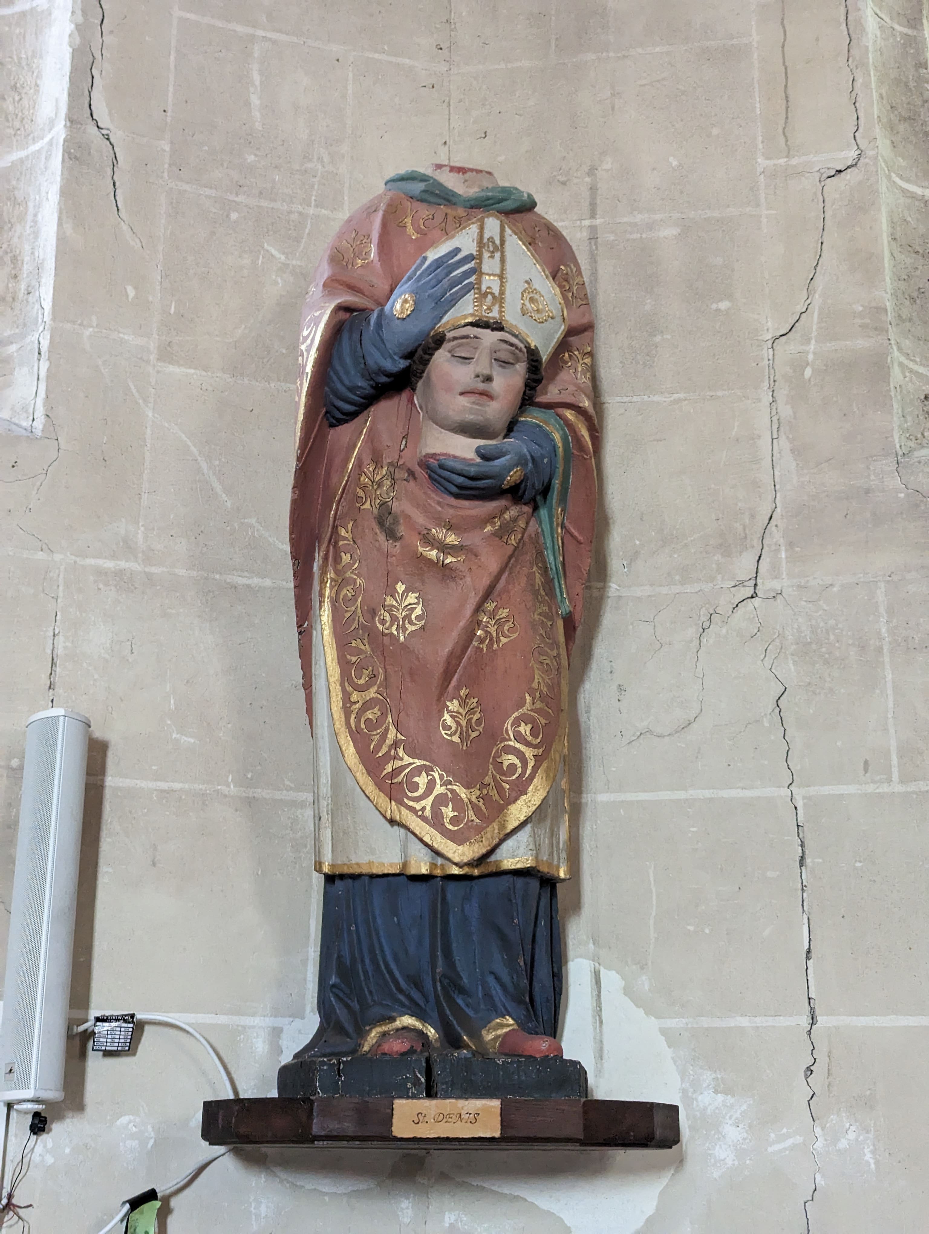 Saint-Denis est un saint « céphalophore », ça veut dire qu’il porte sa tête. Selon le cousin de la femme du voisin qui connaissait très bien l’oncle de Saint-Denis, après s’être fait décapiter, il aurait couru jusqu’à l’endroit où il souhaitait être enterré en portant sa tête.