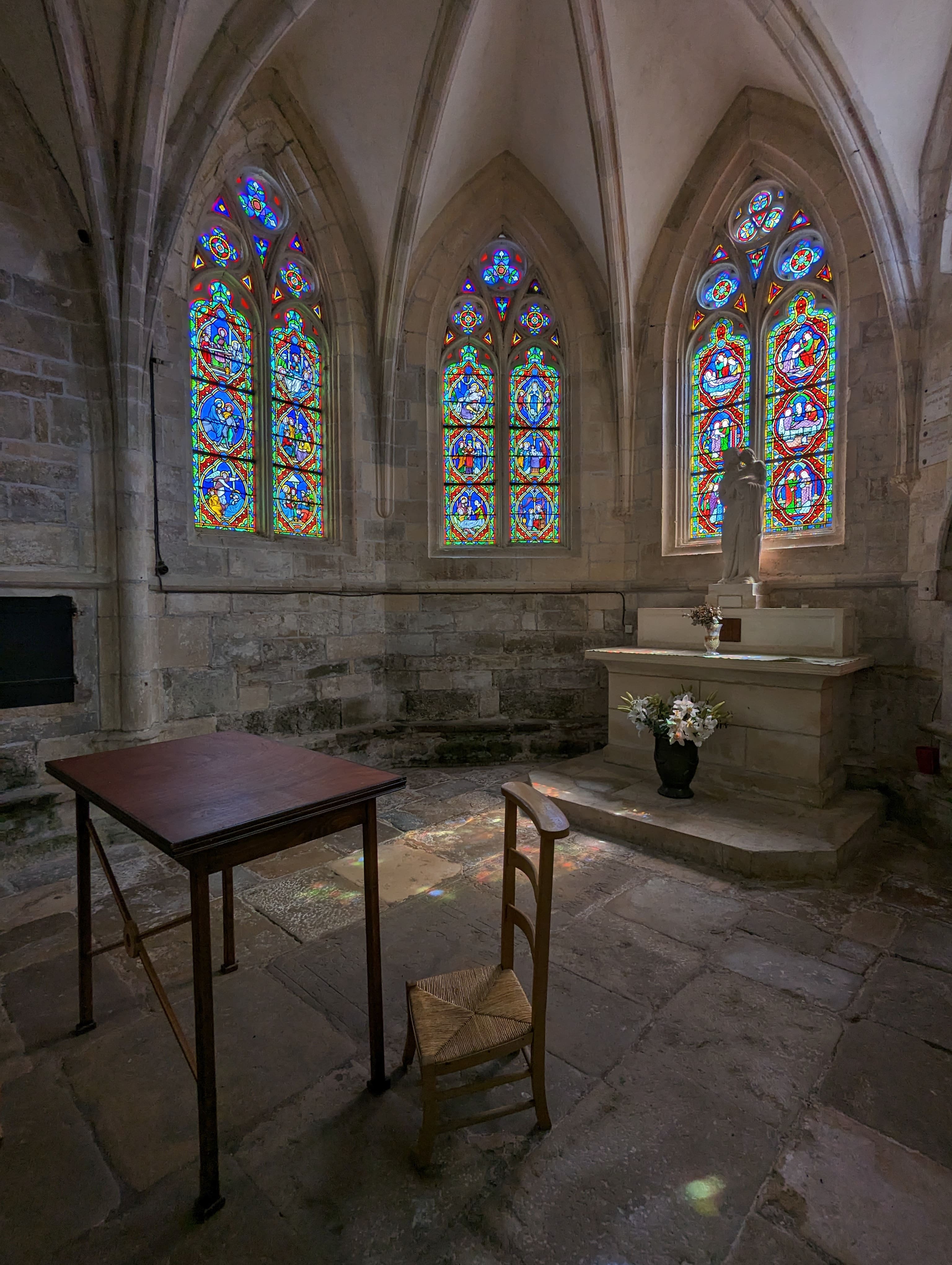 Petit bureau au calme, quoi que ça résonne un peu.