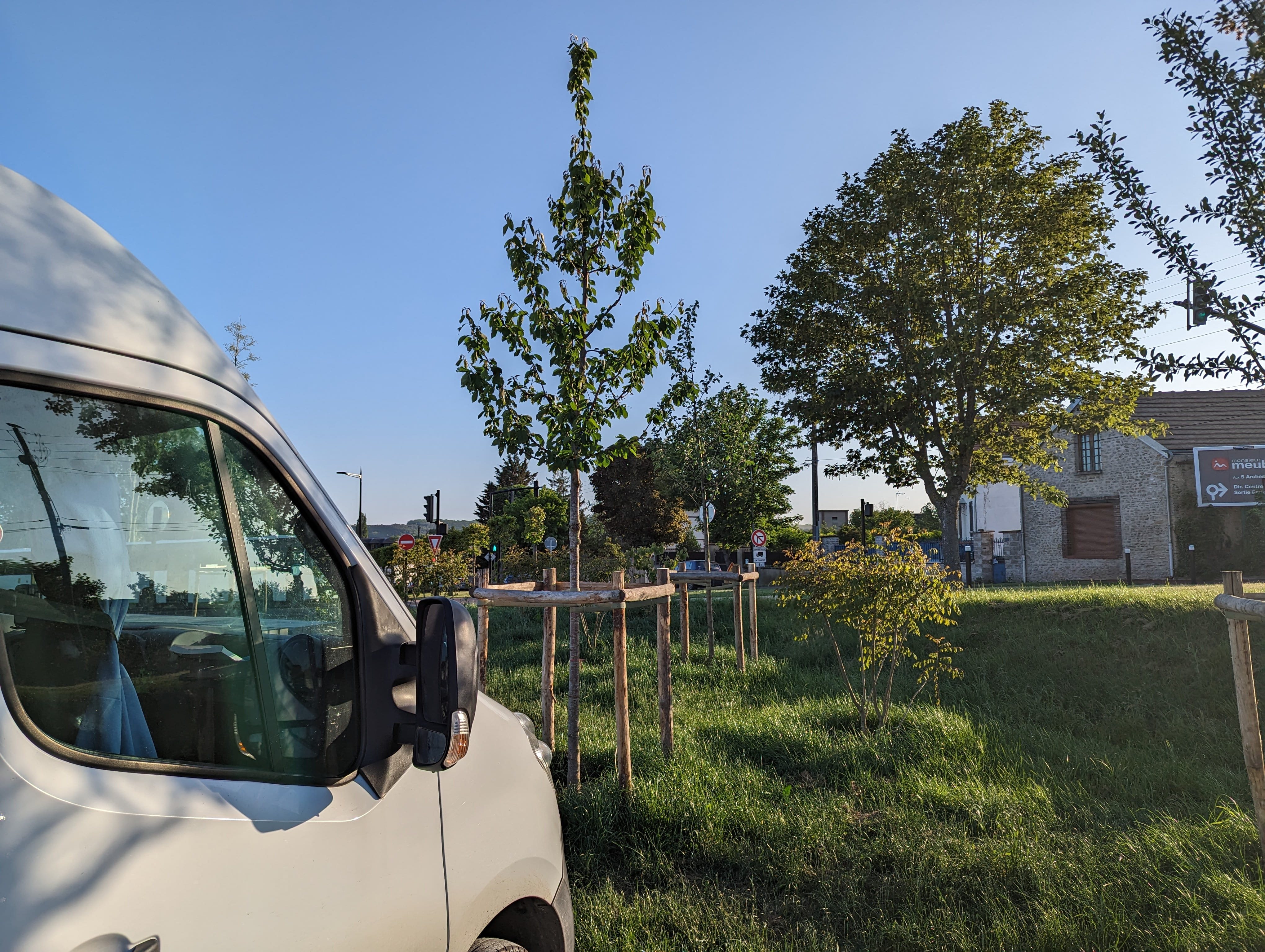 Petite aire de camping-cars, au cœur de Pacy-sur-Eure.