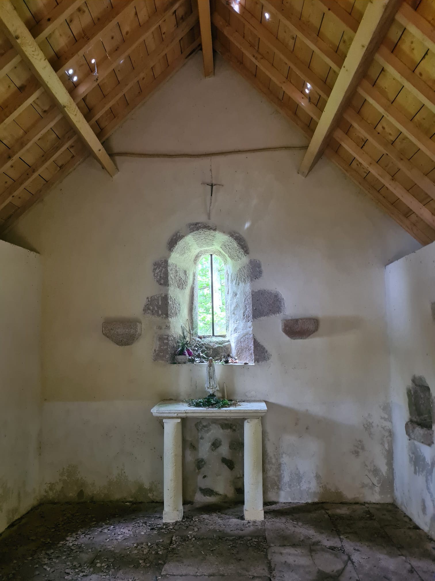 La chapelle St-Pierre où les 12 résistants ont passé une partie de l’hiver 43-44. Elle doit faire 15m2 à tout péter.