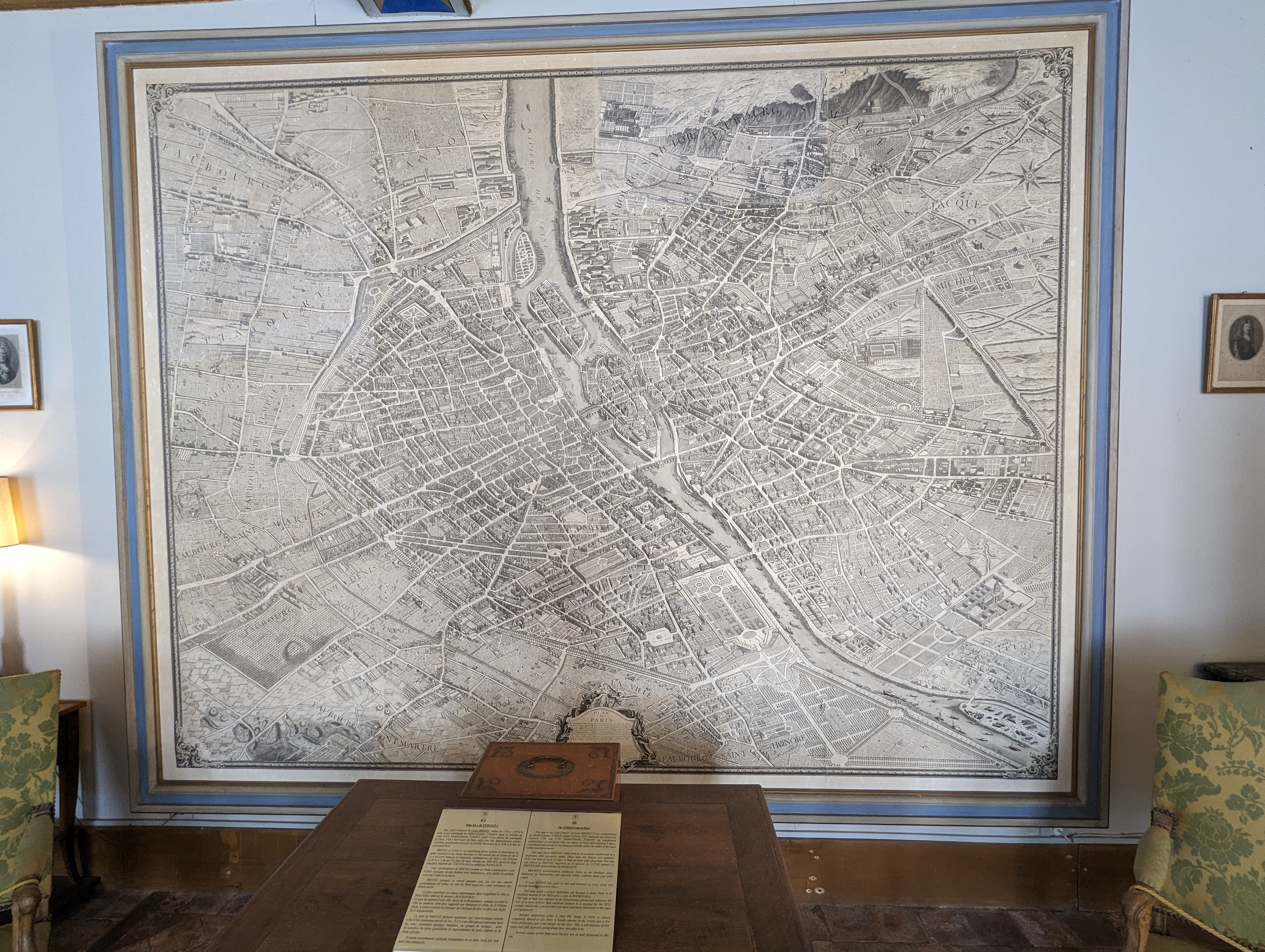 Un méga giga plan de Paris dit « Turgot ». Trop stylé. Grossomodo ça ne dépassait pas vraiment le 7ème arrondissement. Vous pouvez la télécharger gratuitement sur Wikipedia, elle fait quasi 1GO !