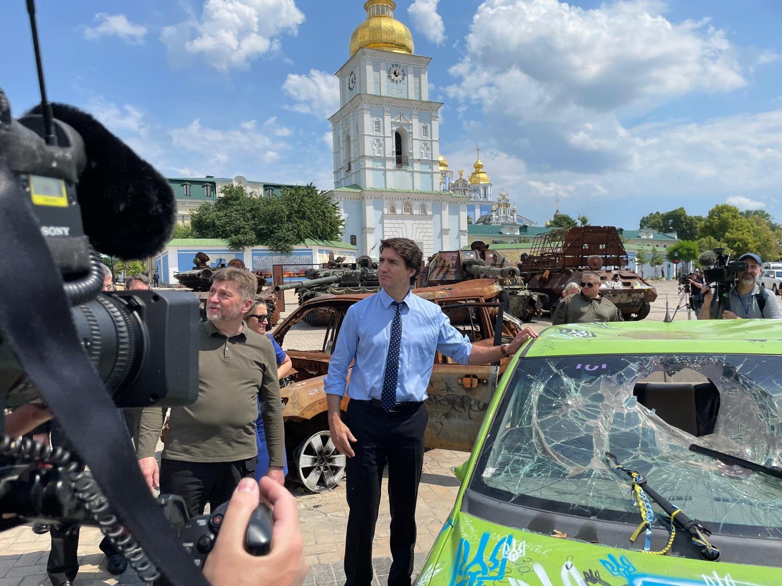 Le premier ministre canadien Justin Trudeau, à Kyiv, observant une exposition de véhicules détruits par le conflit en Ukraine. Photo; Louis Blouin.