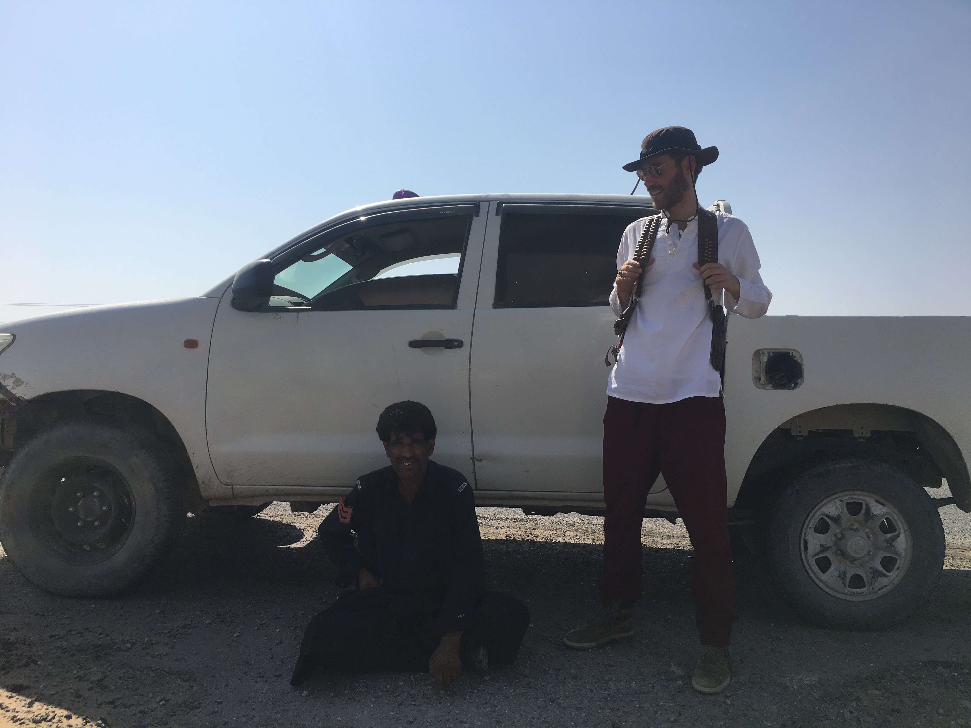 J'attends la nouvelle escorte en essayant le pistolet d'un des soldats et je me sens comme un cowboy