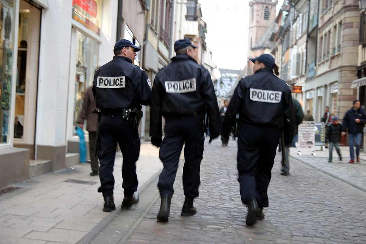 " La surveillance générale de la voie publique est une mission fondamentale des policiers de la préfecture de police, en vue d'assurer à Paris l'ordre et la sécurité des citoyens. L'îlotage est, à cet égard, l'une des techniques d'intervention susceptible de répondre à cette fonction. Elle suppose une motivation importante du personnel concerné impliquant le volontariat, ainsi qu'une sélection attentive. C'est aussi une méthode de travail qui a pour objectif de prévenir la délinquance par la présence et la disponibilité des gardiens de la paix affectés sur l'îlot". (Le ministre de l'Intérieur, 1992)