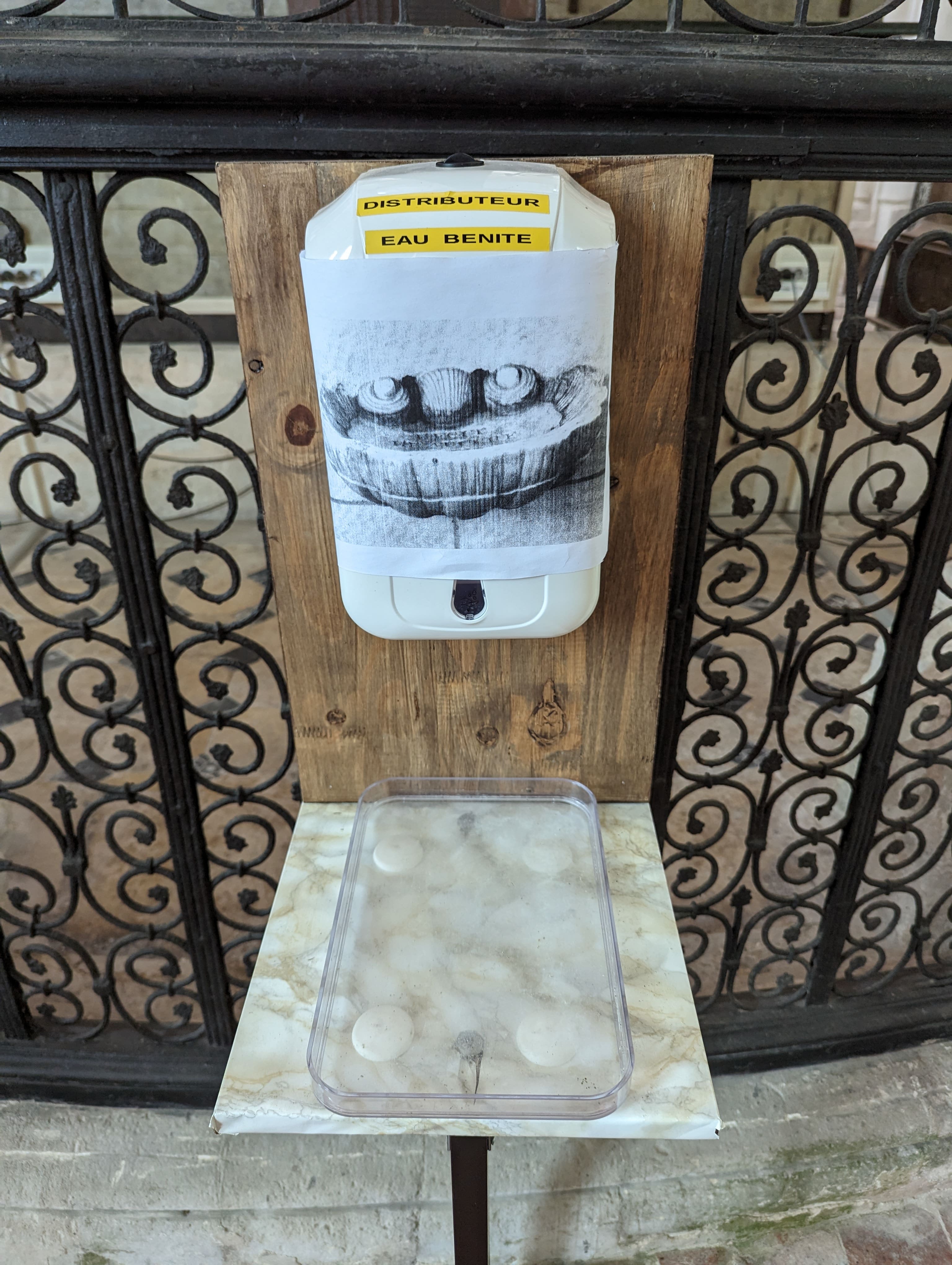 Si tu penses que c'est un blasphème, envoie 1 au 92500. Si tu trouves que c'est une bonne blague, envoie 2.