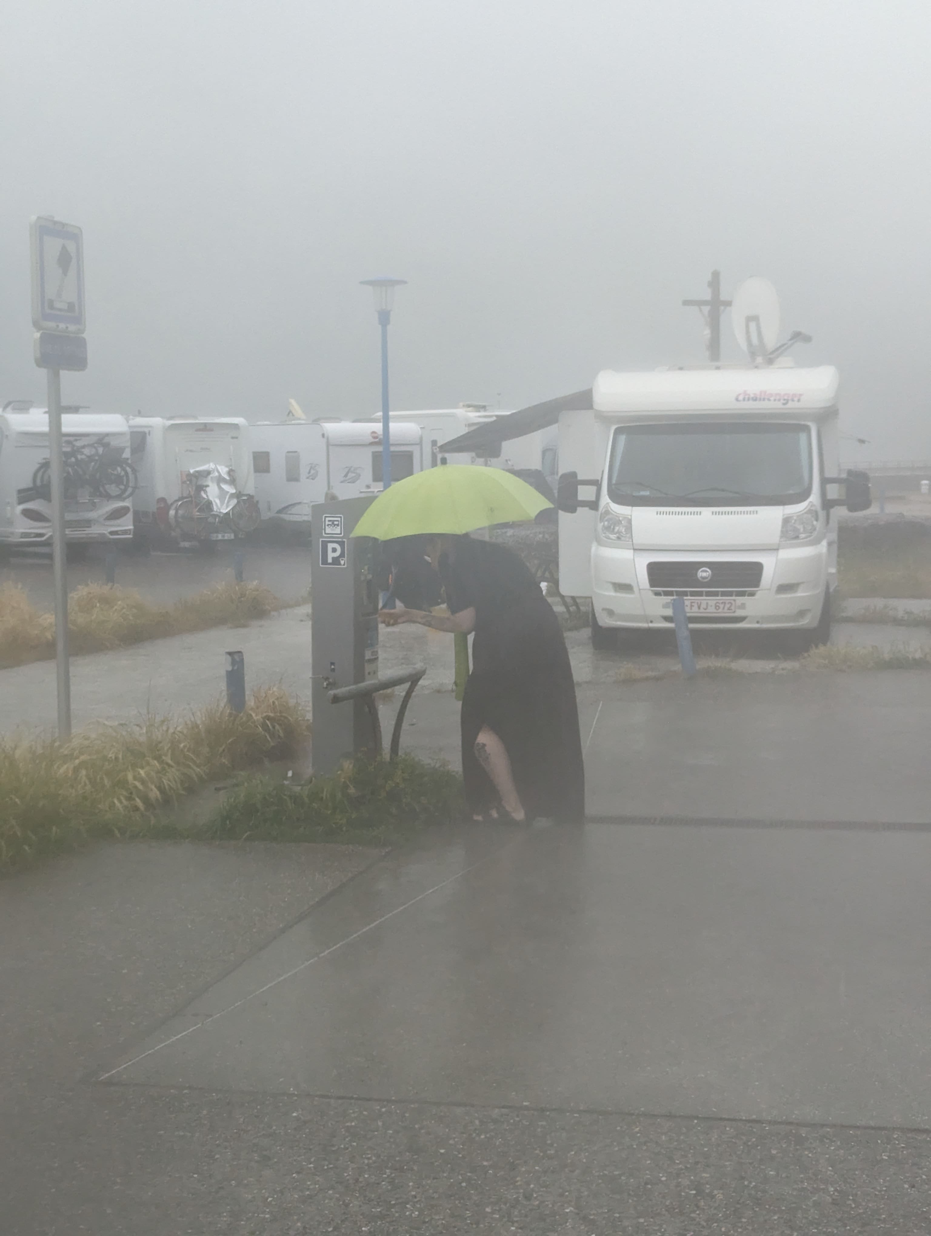 Clélia brave les intempéries pour payer notre place