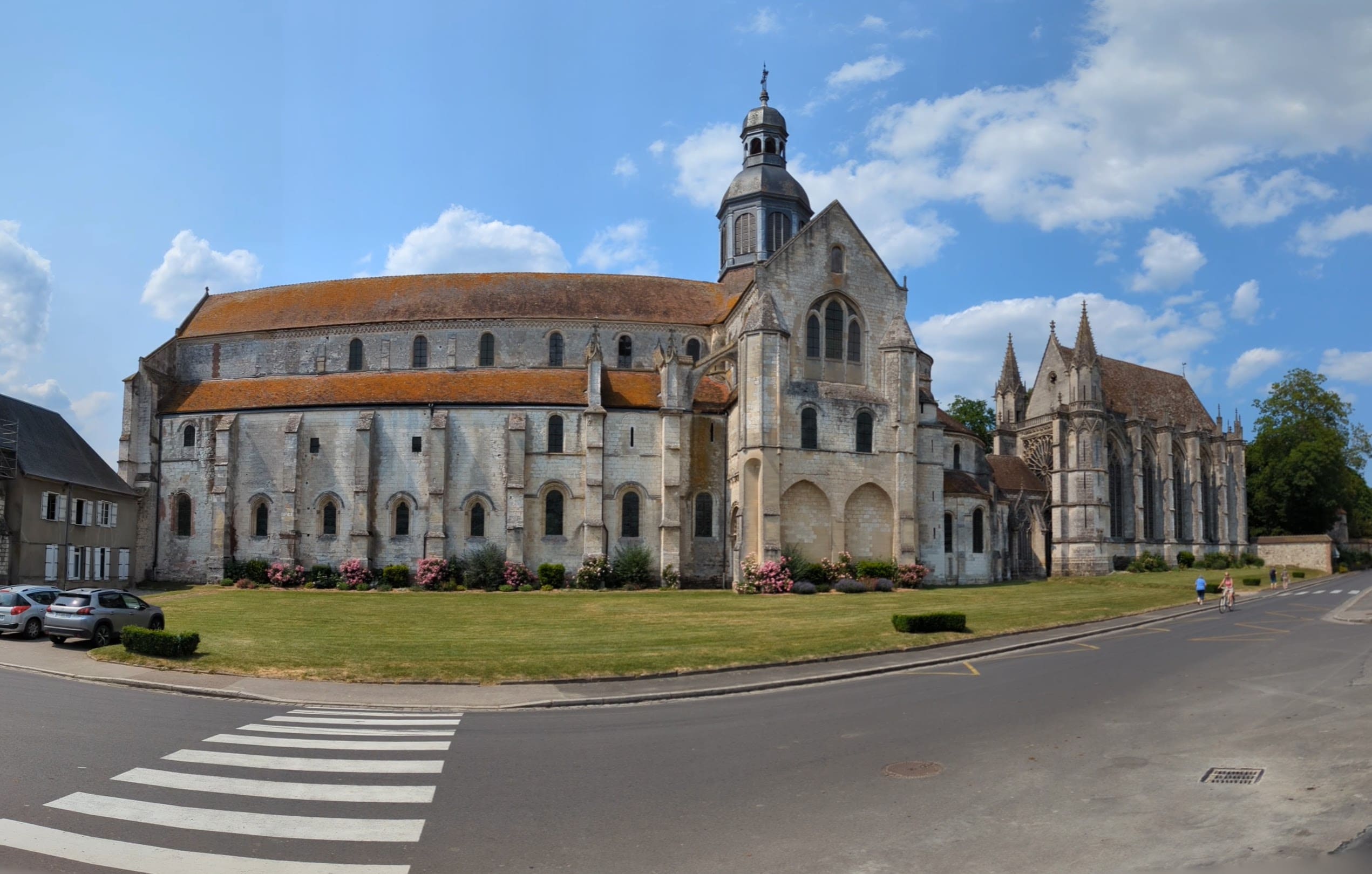 Ébahi devant cette abbaye