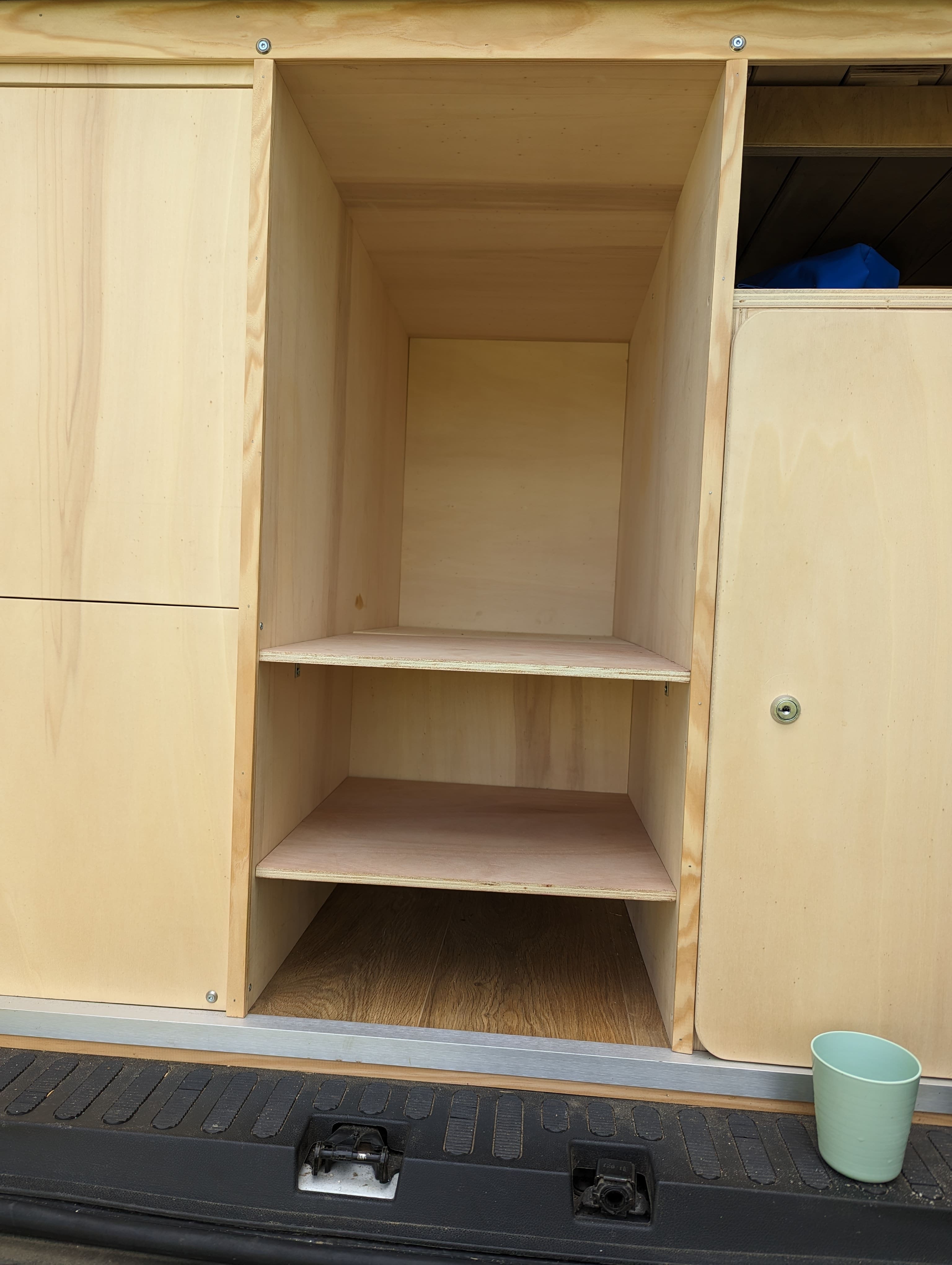 Pose de deux planches à l’arrière pour mieux organiser notre espace. Autant vous dire que je me définis maintenant comme bricoleur.