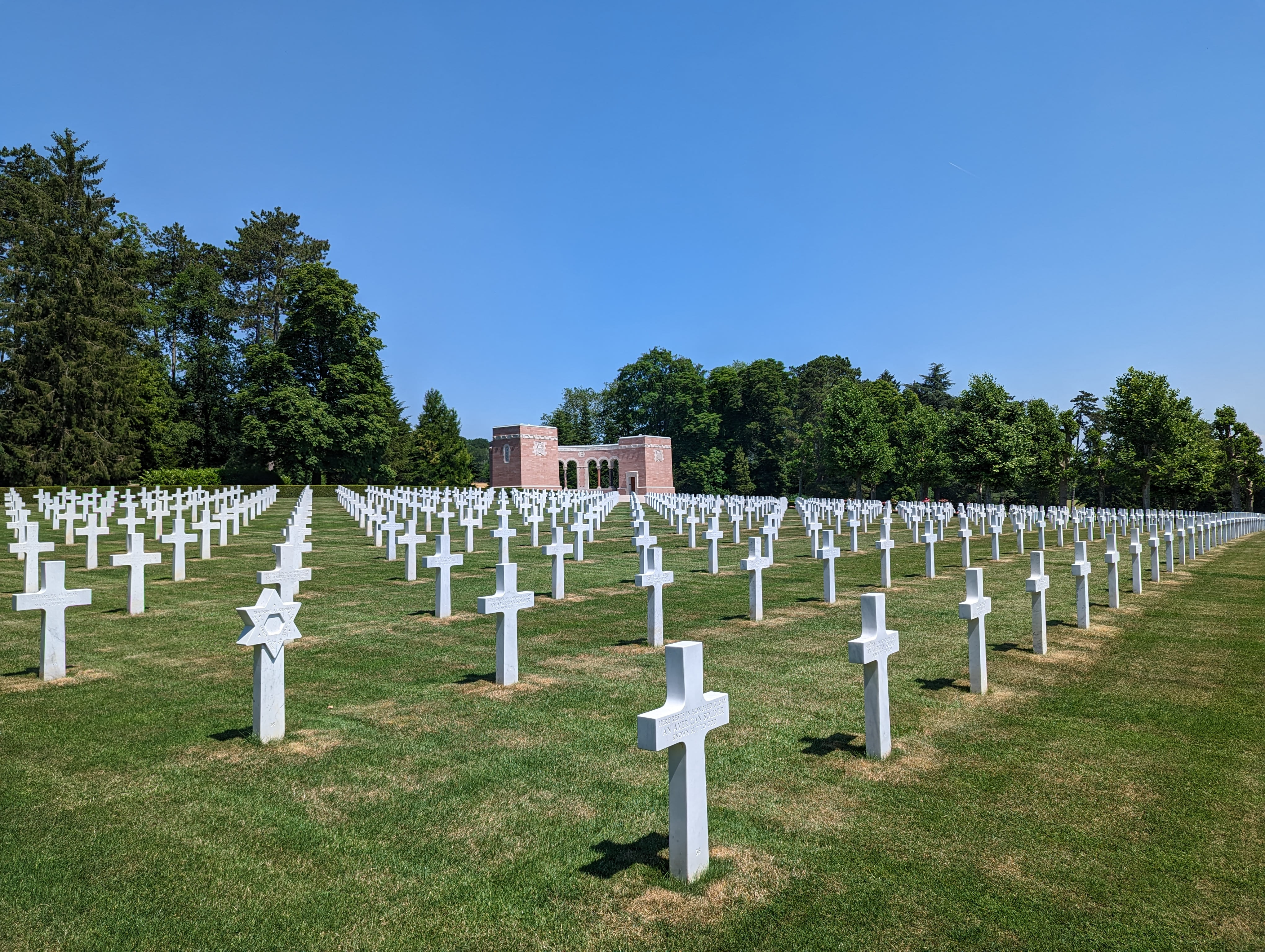 Quelques-unes des nombreuses tombes du cimetière