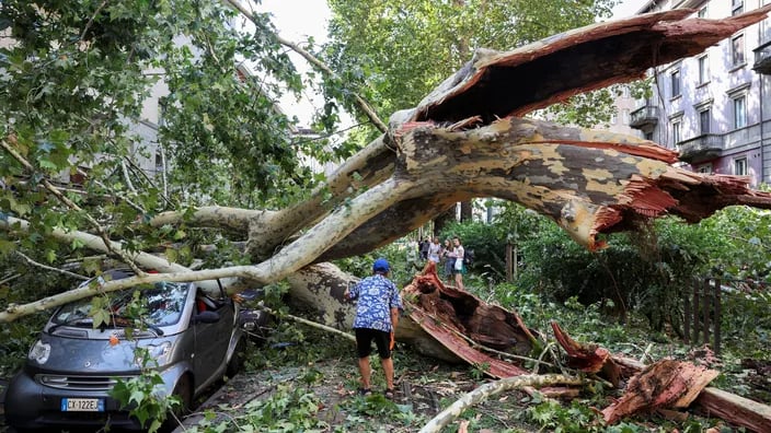 Des vents violents, de fortes pluies et de la grêle se sont abattus mardi à l'aube sur Milan, la capitale économique du pays, inondant les rues et déracinant des arbres. CLAUDIA GRECO / REUTERS