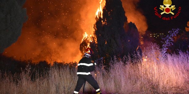 Un pompier combat l'incendie de forêt à côté de Petralia Soprana, en Italie, le 10 août 2021, photo prise par les pompiers italiens. (Crédits : Vigili del Fuoco via Reuters)