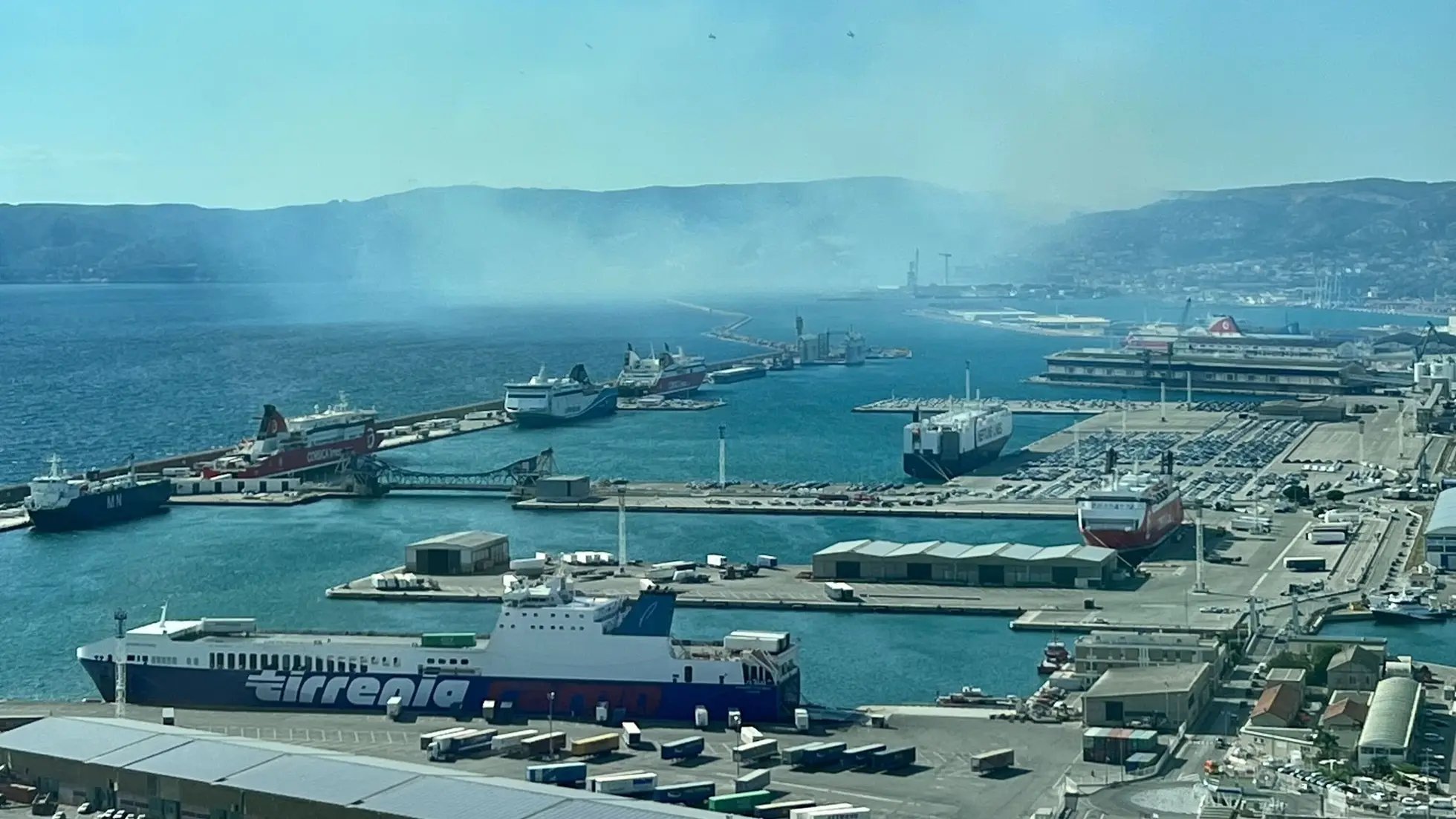 Un incendie s'est déclaré cet après-midi vers 16h30 au Nord de Marseille.  PHOTO M. R.