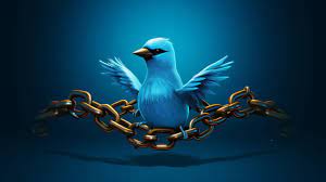 Oiseau bleu qui se détache d'une chaîne en métale