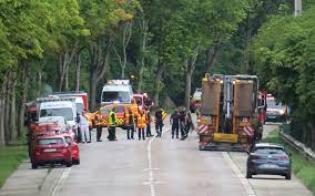 Mézières-sur-Seine (Yvelines), ce vendredi matin. Les secours et les policiers sont sur les lieux de l'accident mortel survenu très tôt sur la D113. LP/Julie Ménard