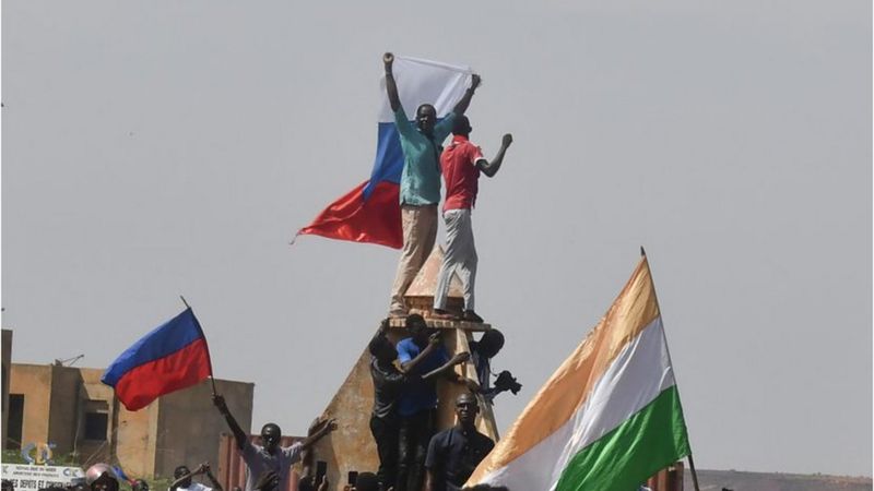 Des manifestants brandissant des drapeaux russes lors d'une manifestation à Niamey, la capitale du Niger, la semaine dernière.