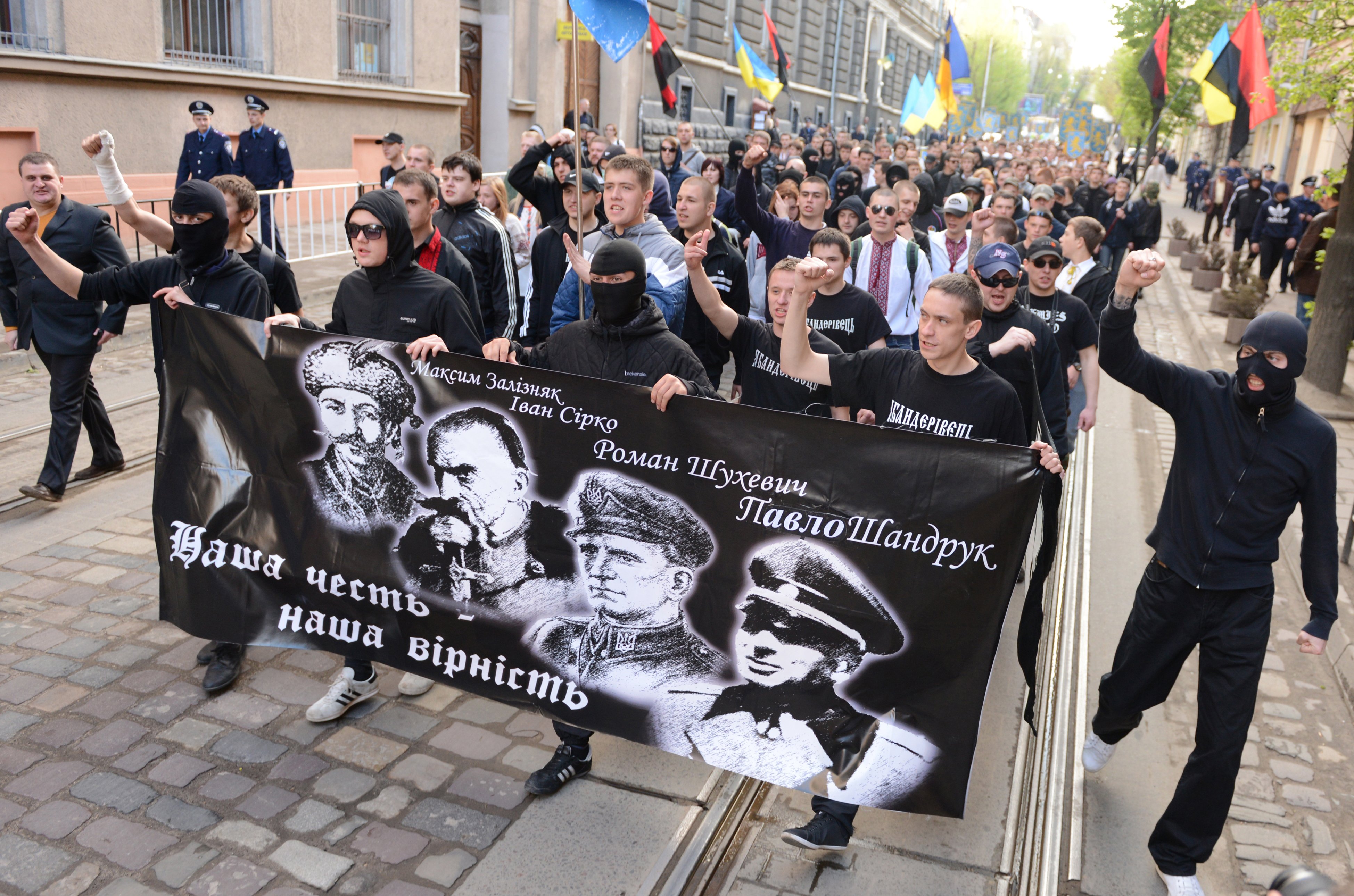 Ultranationalistes ukrainiens marchant dans le centre-ville de Lviv pour le 70ème anniversaire de la 14ème Division de la Waffen SS « Galicie », formée en majorité de volontaires
