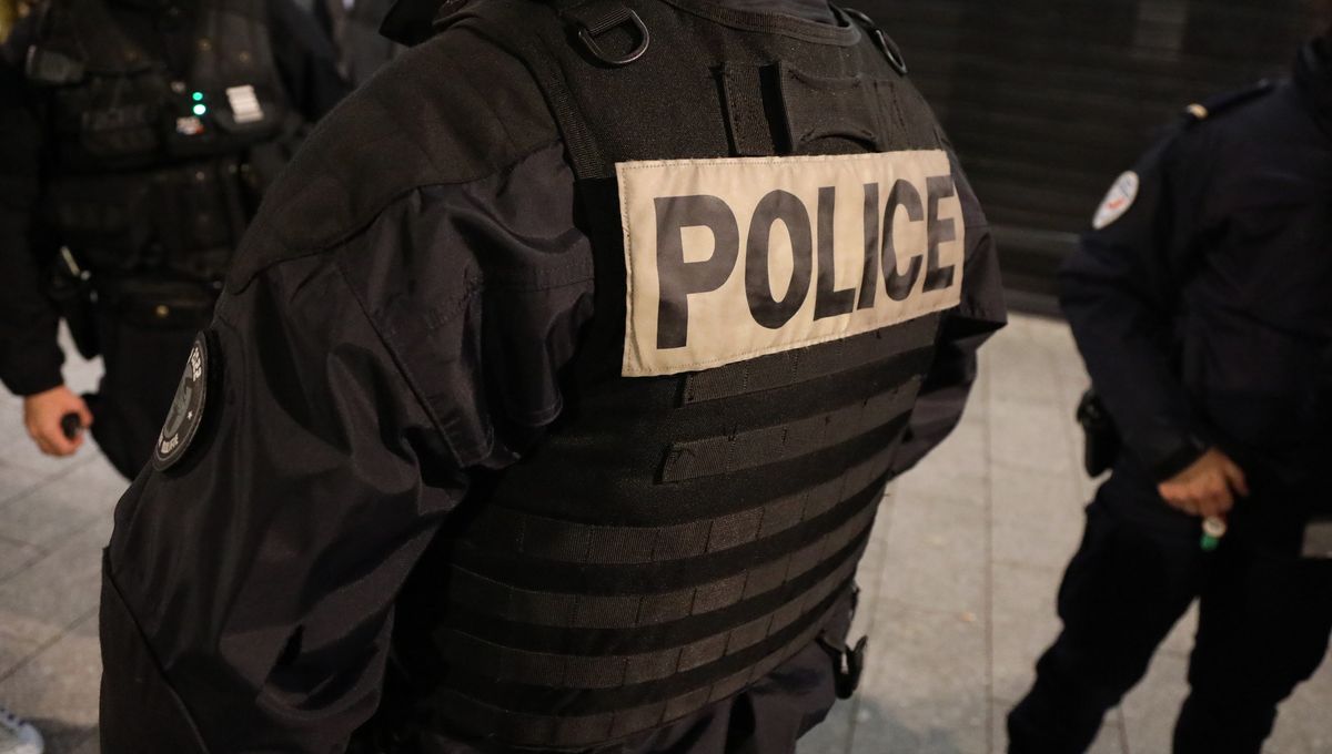 Images du dos d'un policier