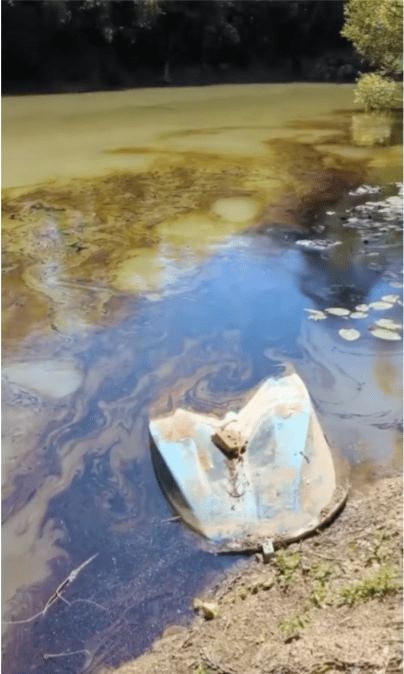 Capture d'écran de la vidéo montrant le fioul dans la rivière l'Aisne, le 25 juin 2023 à Évergnicourt.