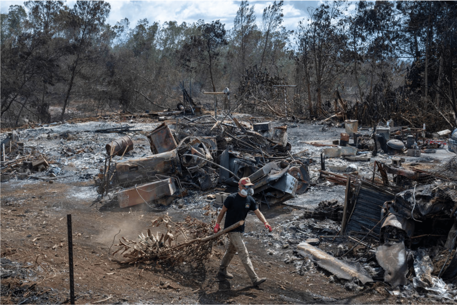 Gabriel Morgan fait partie des bénévoles qui aident les sinistrés du Upcountry Fire. (Photo: Deanne Fitzmaurice/NPR)