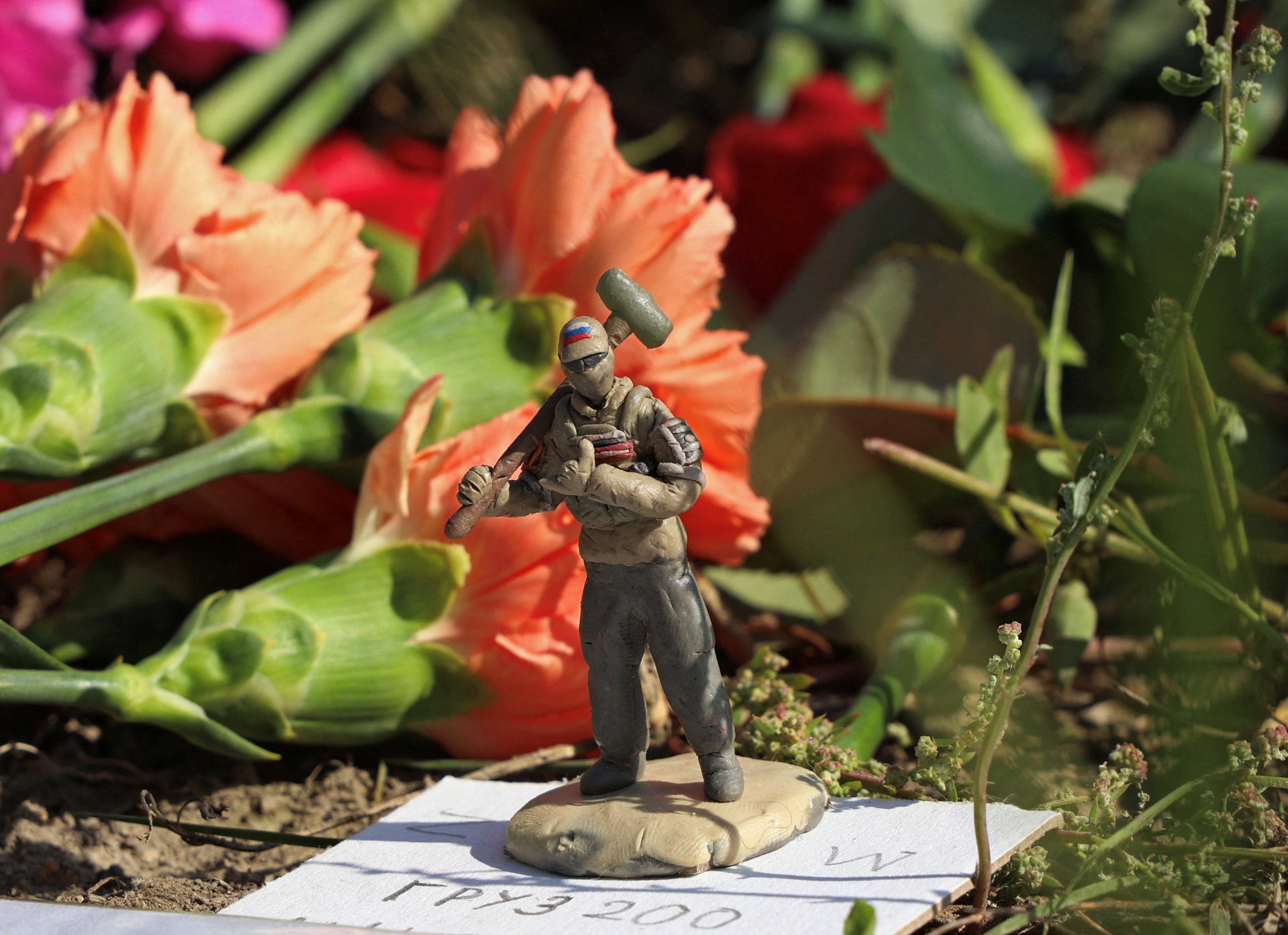 La massue que porte cette statuette de soldat est devenu un symbole de la cruauté des mercenaires du groupe Wagner. Photo Anastasia Barashkova, Reuters