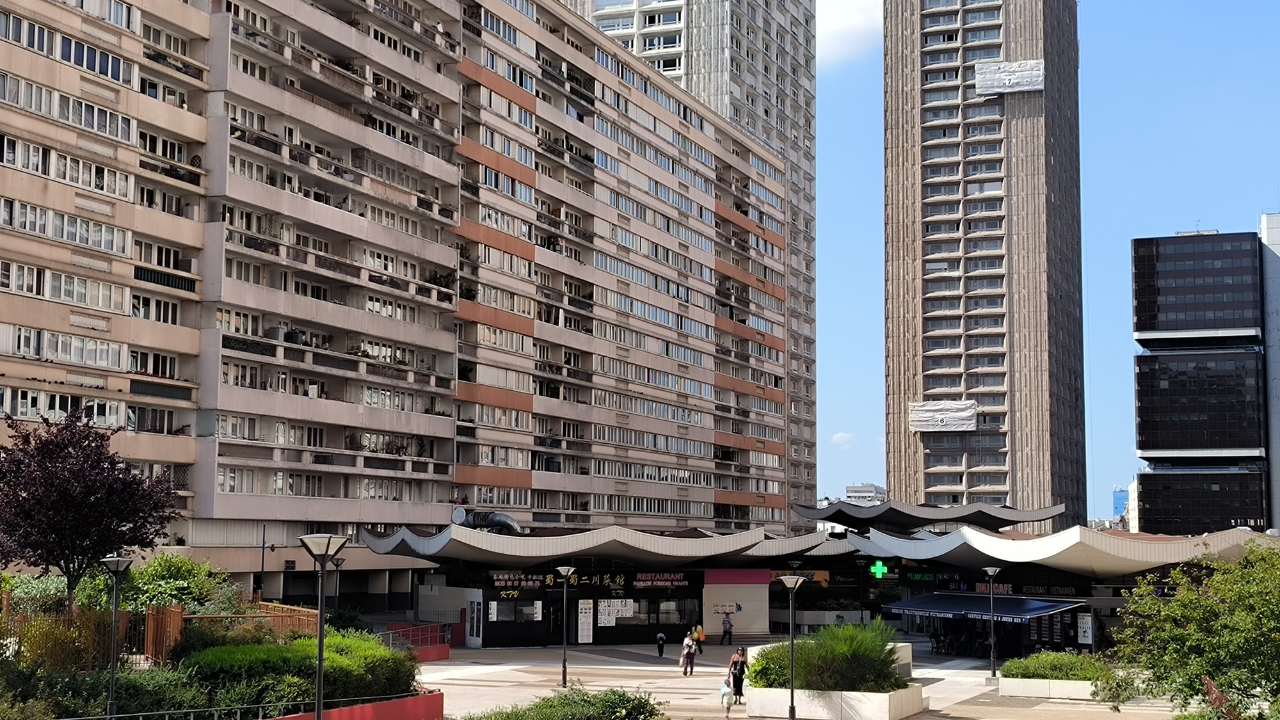 Les Olympiades, lieu le plus reconnaissable du quartier asiatique de Paris, les pagodes sont visibles au centre. Source photo : Quentin DOS SANTOS MELGAR