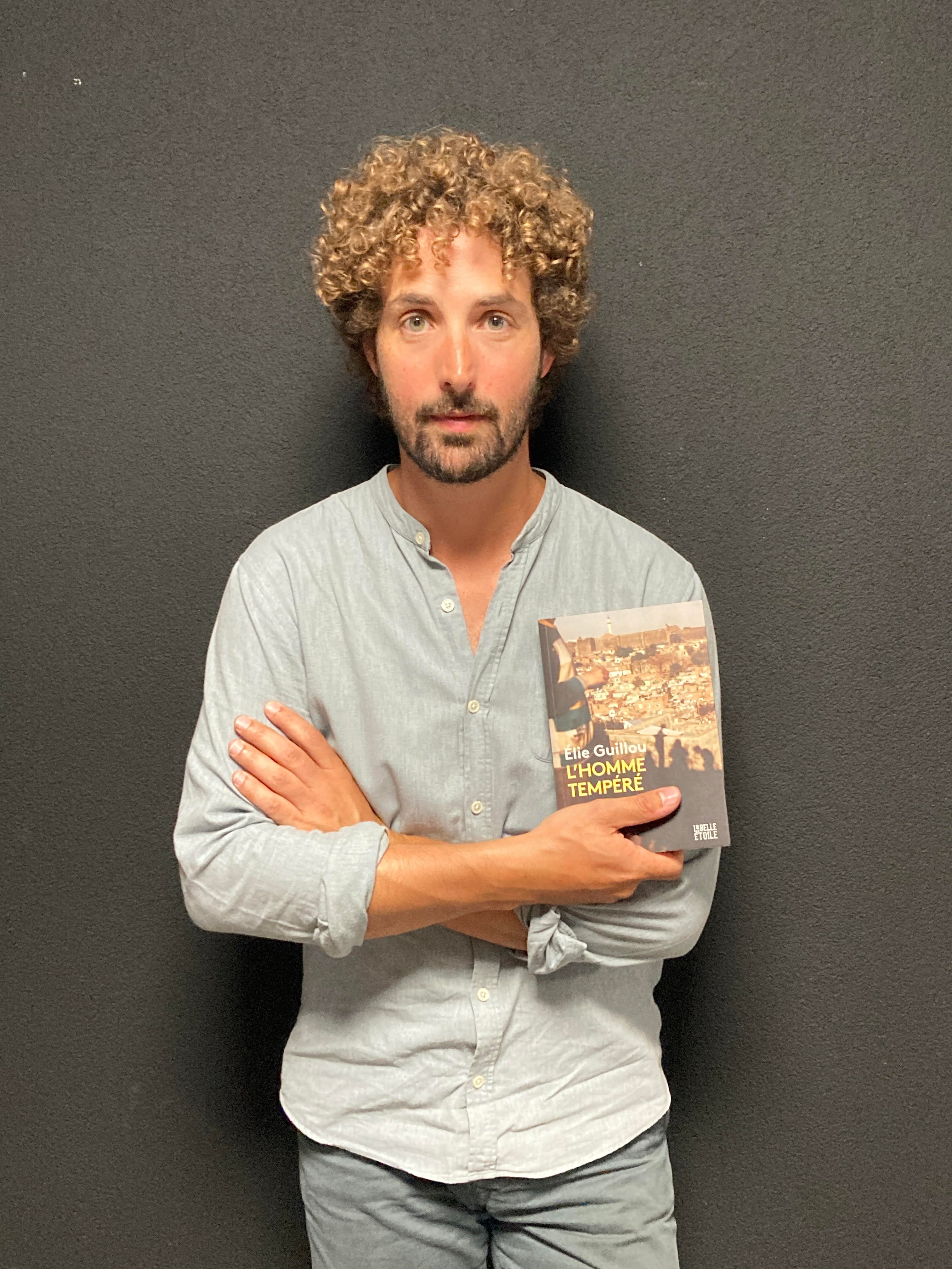 Elie Guillou avec son livre L'homme tempéré